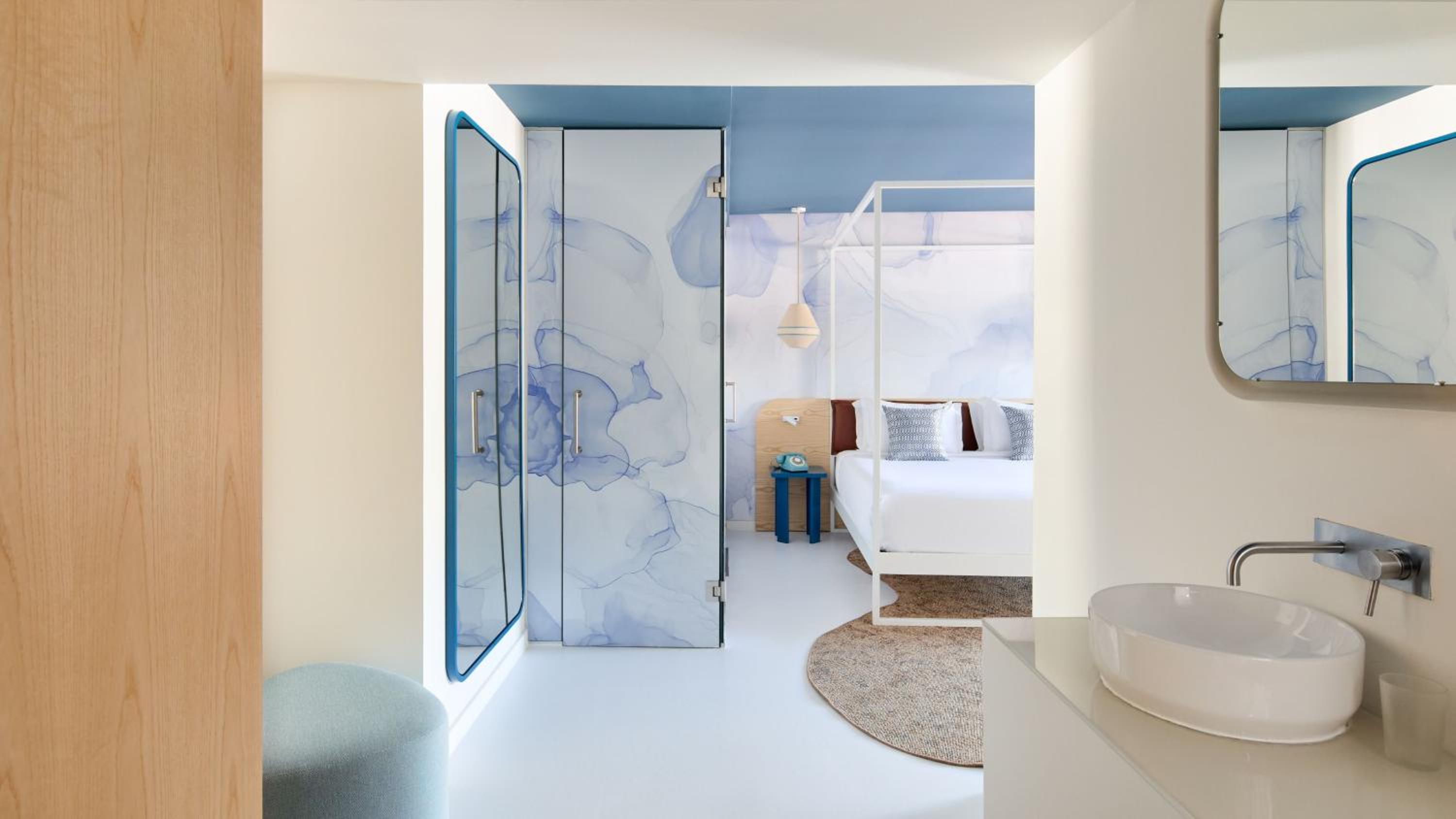King Suite with Balcony - Photo 4