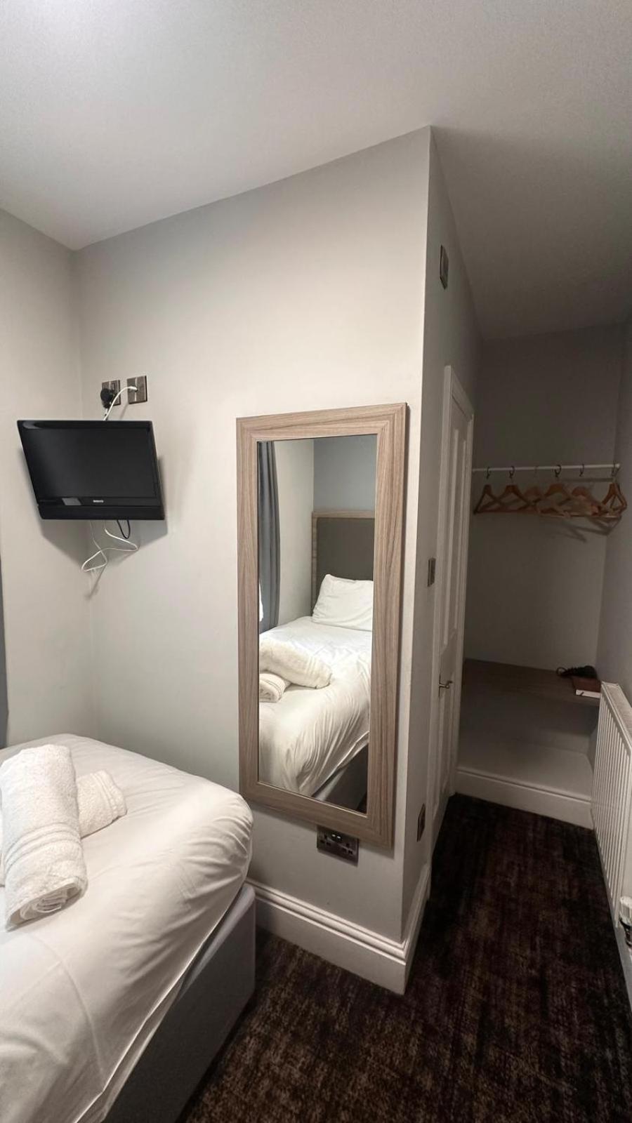Small Single Room photo 3