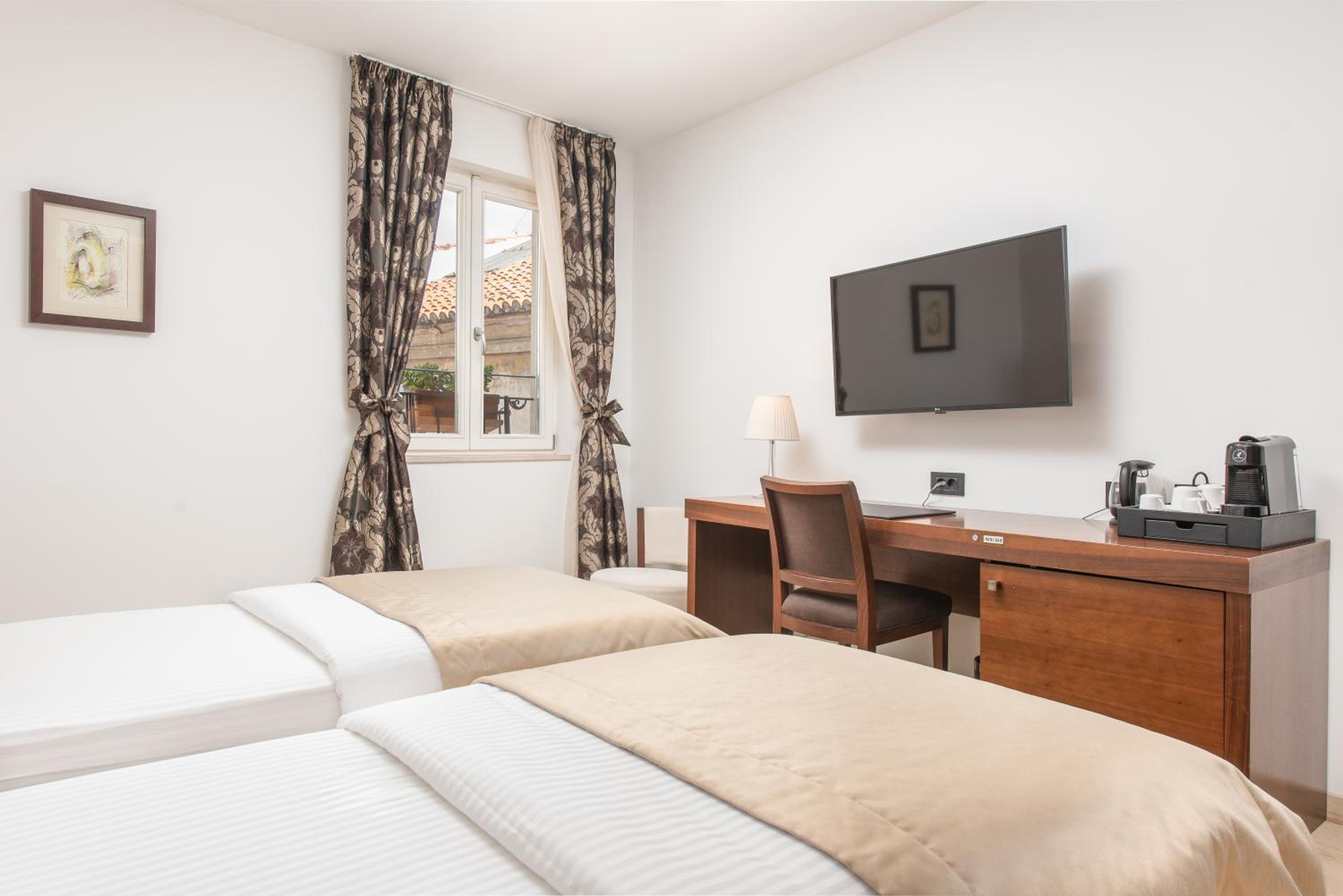 Deluxe Double or Twin Room - Photo 5
