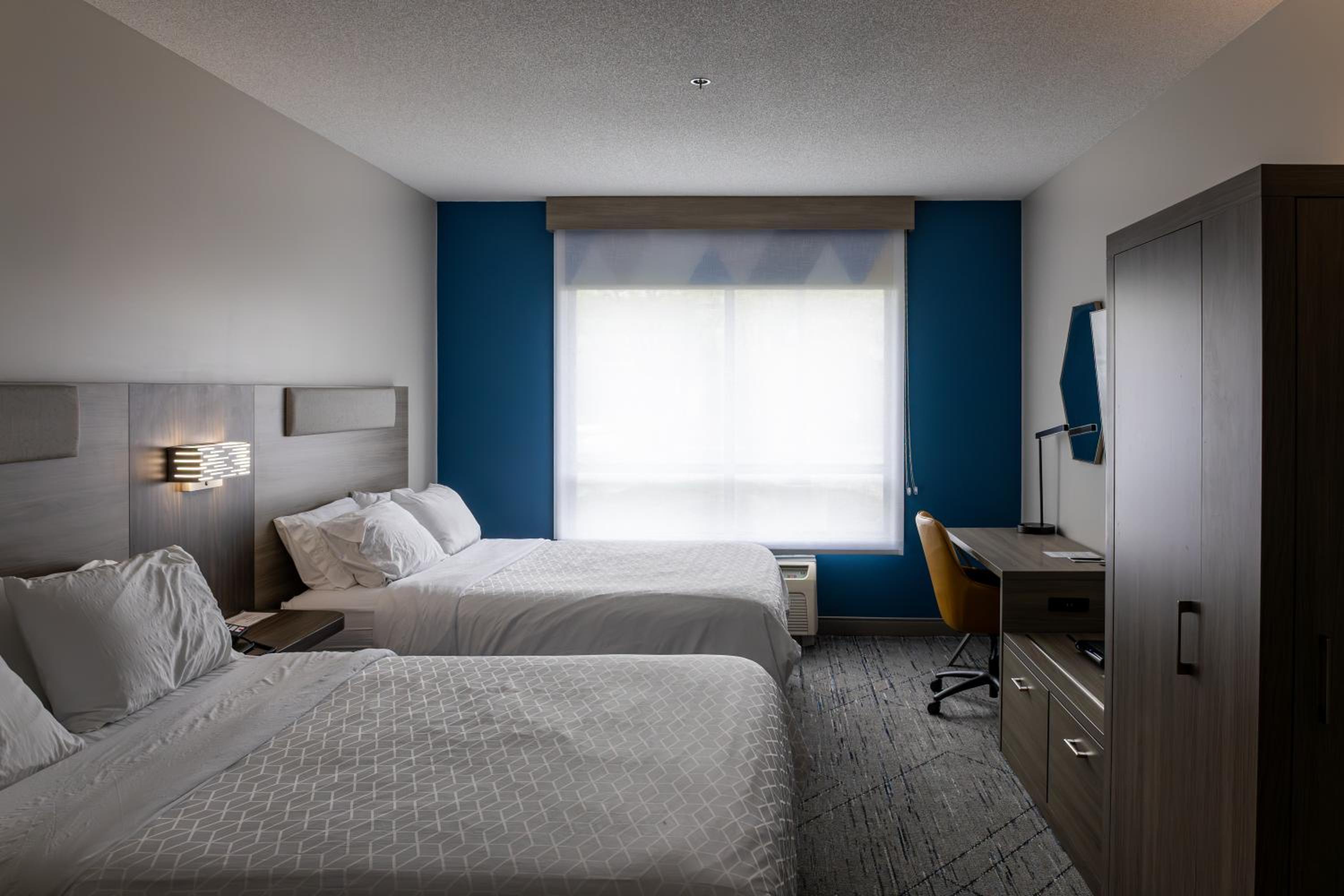 Queen Suite with Two Queen Beds and Sofa Bed - Photo 3