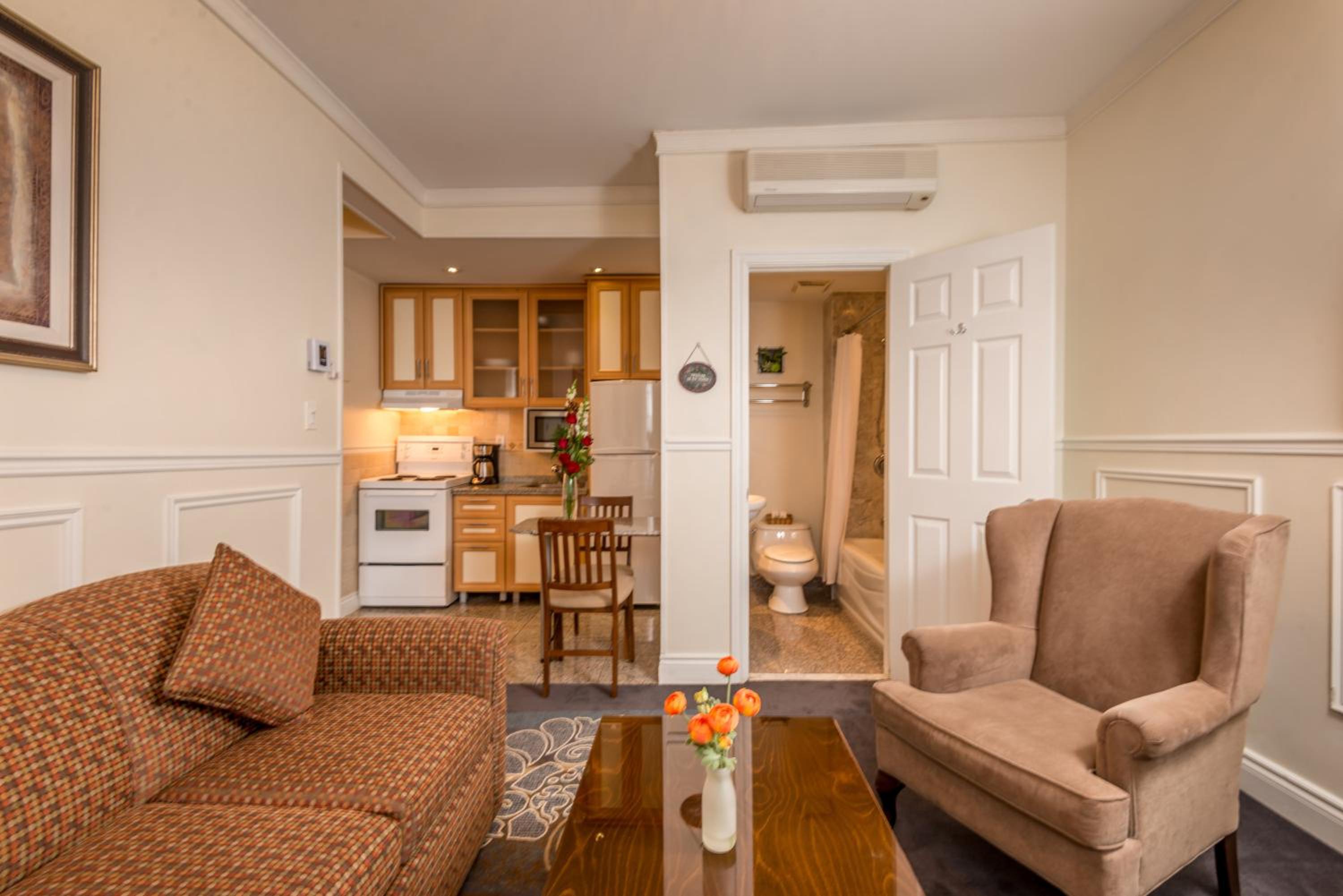 Deluxe King Suite - Photo 27