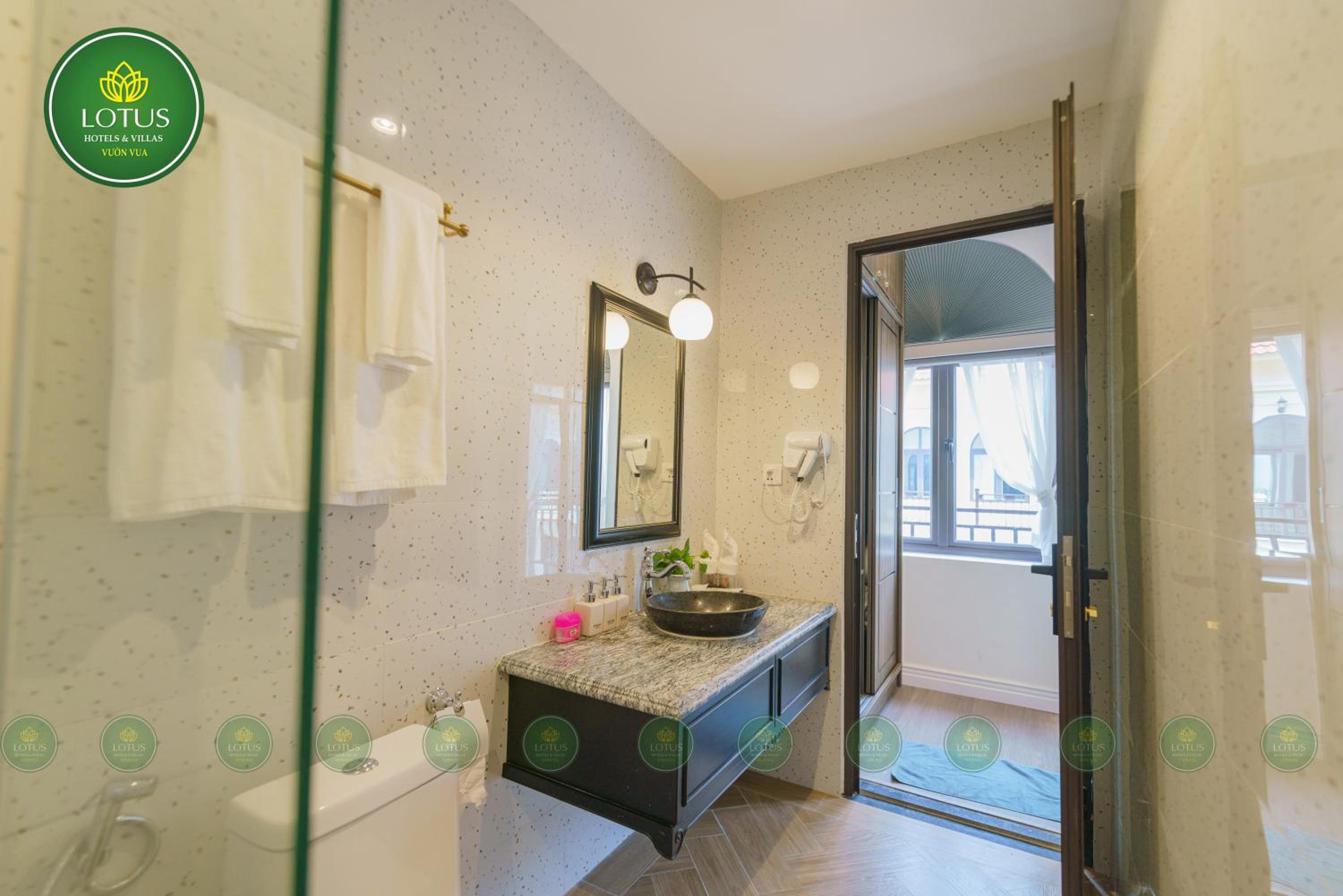 Four-Bedroom Apartment with Balcony  photo 3