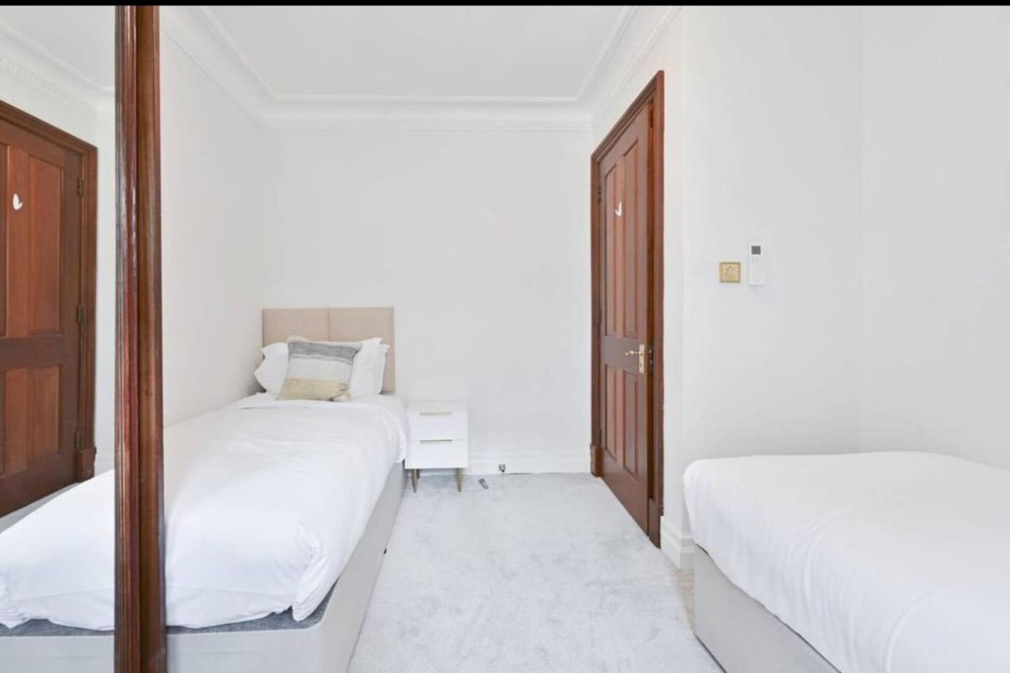 Five-Bedroom Deluxe Apartment photo 2