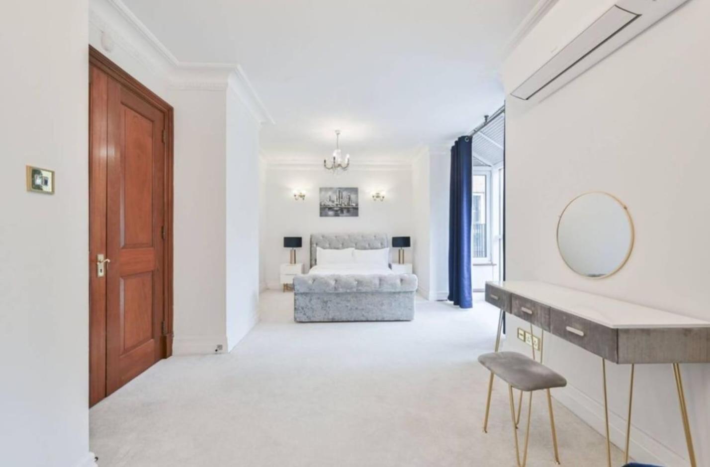 Five-Bedroom Deluxe Apartment photo 3