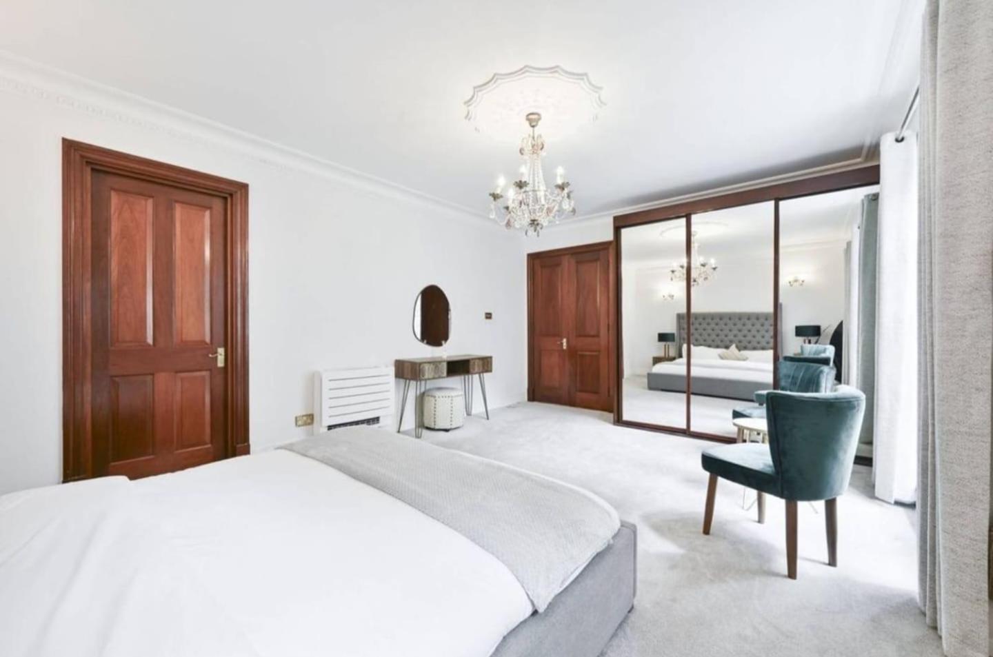Five-Bedroom Deluxe Apartment photo 2