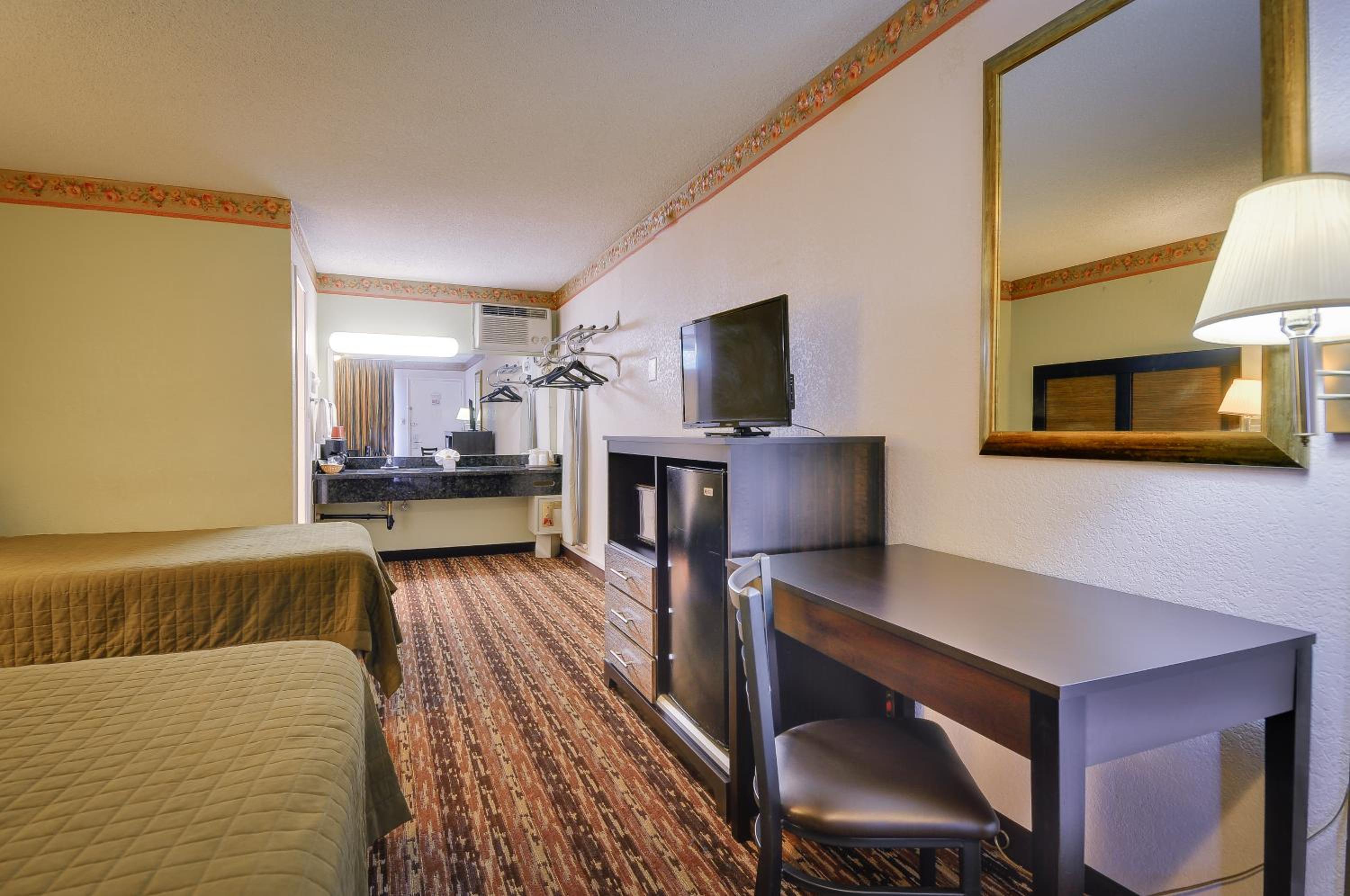 Queen Queen Bed Room photo 2