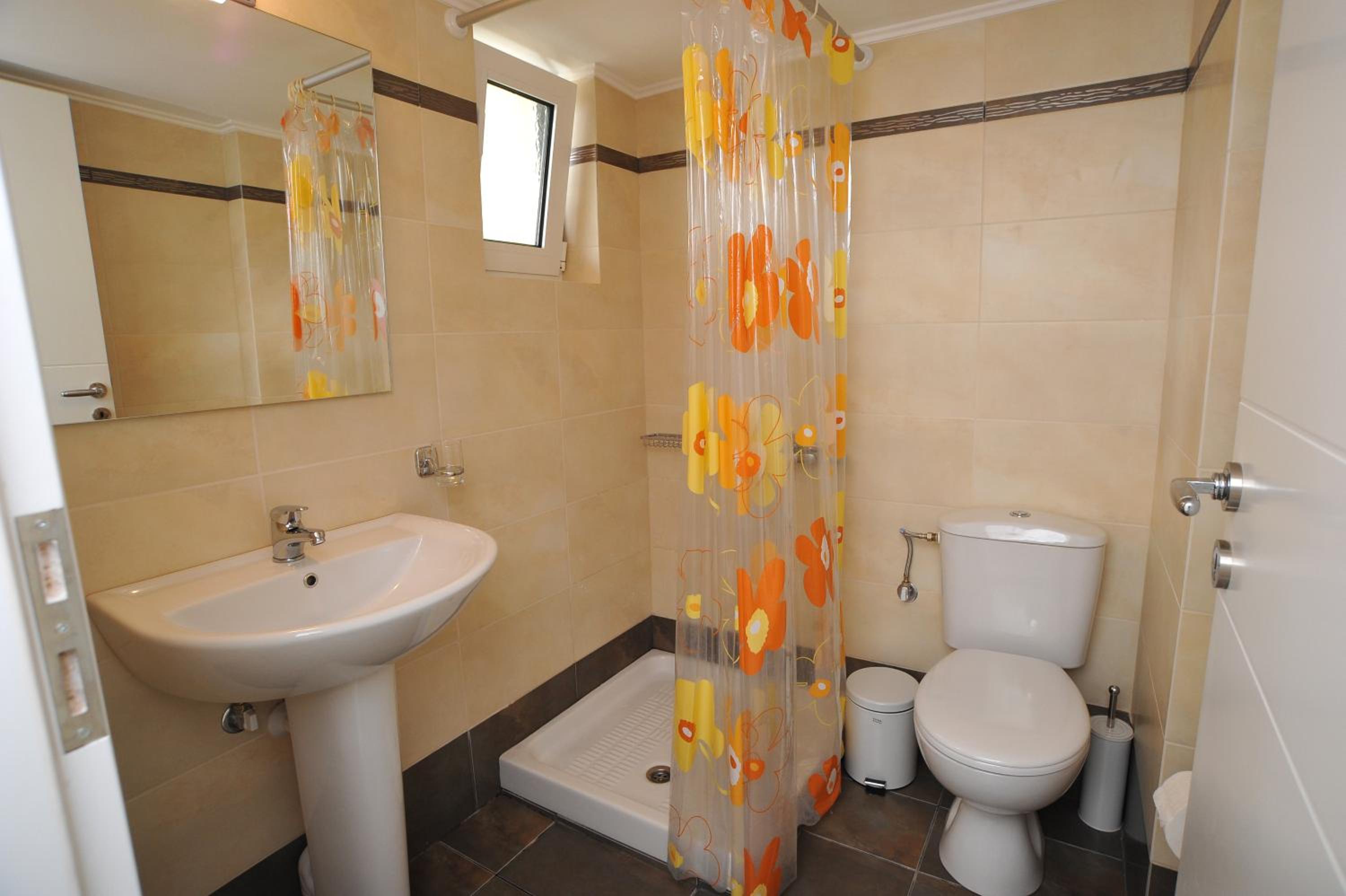One-Bedroom Apartment (2-4 Adults) with Garden View photo 2