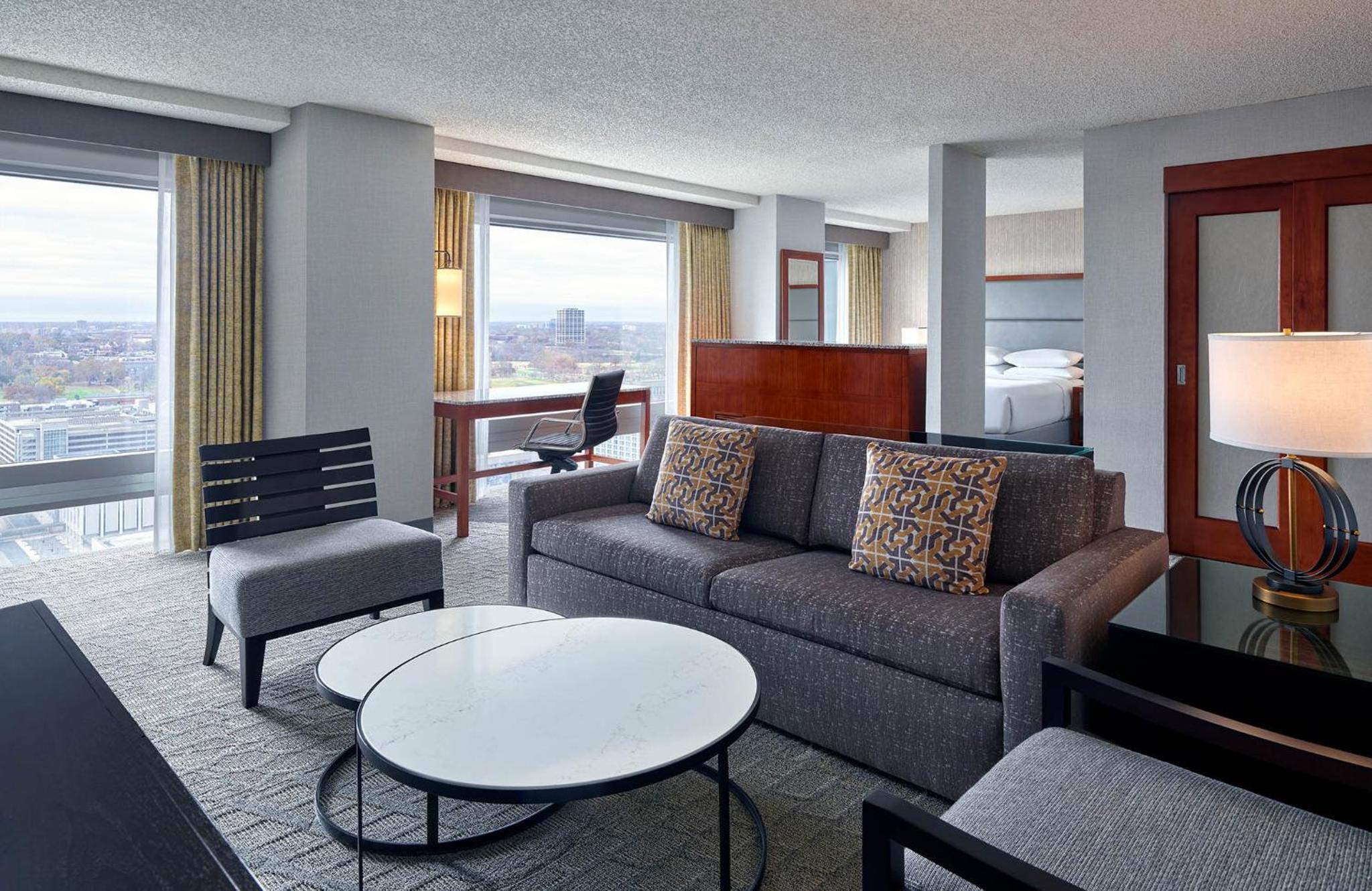 Queen Studio Suite with Sofa Bed and Roll-in Shower - Mobility and Hearing Accessible - Photo 2