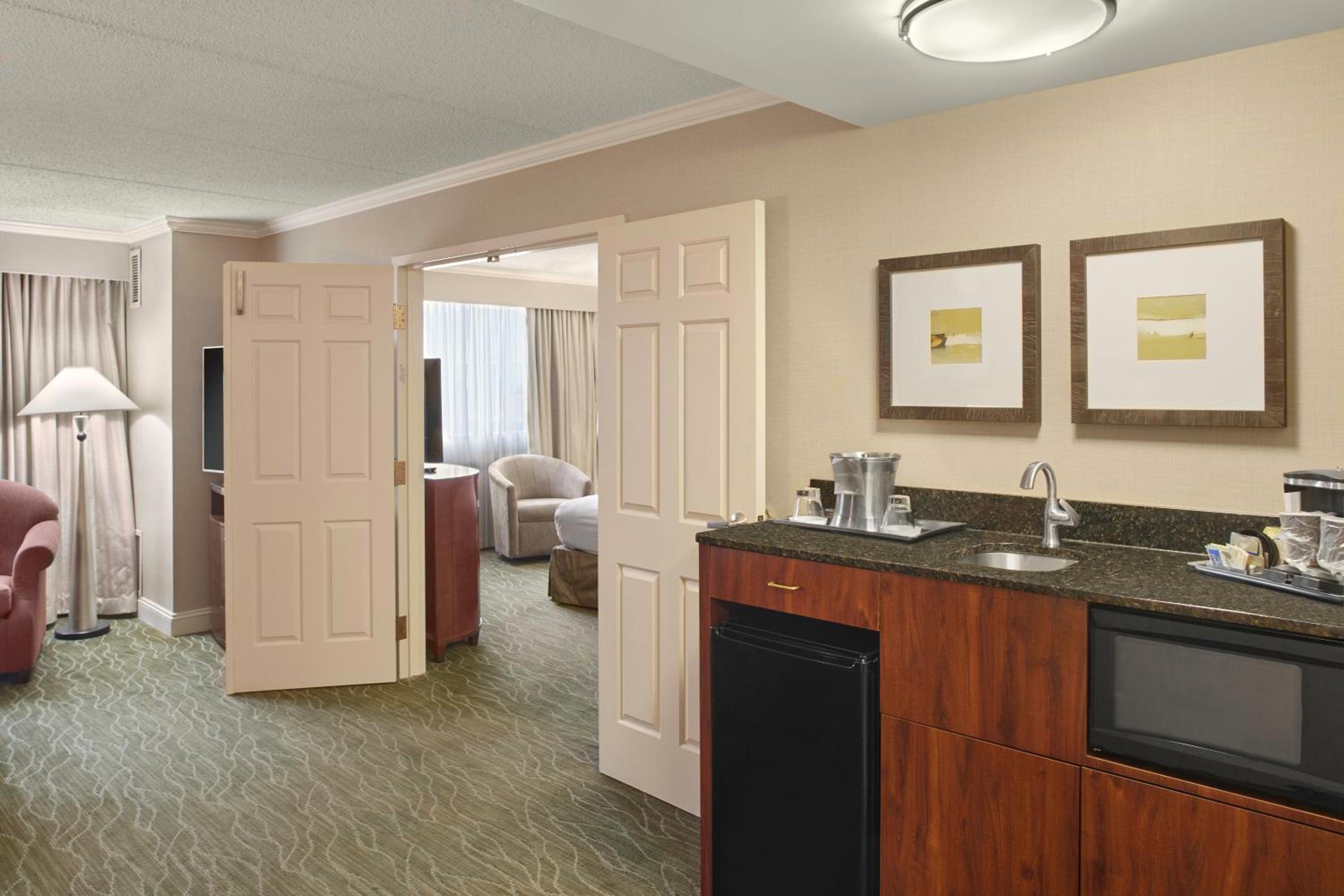 One-Bedroom King Suite with Roll-in Shower - Mobility Accessible - Photo 3