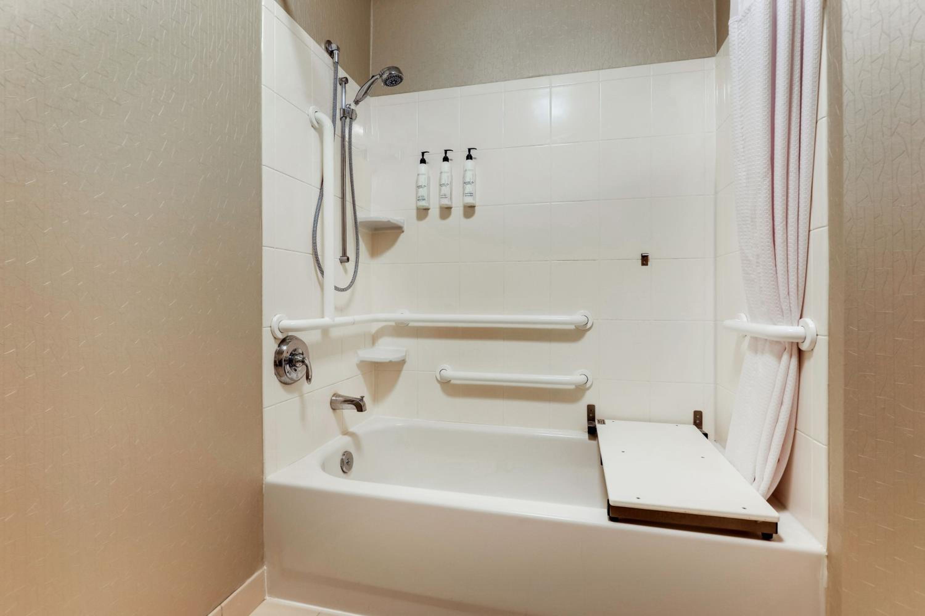 Queen Suite with Two Queen Beds and Trundle Sofa - Hearing Accessible - Photo 3