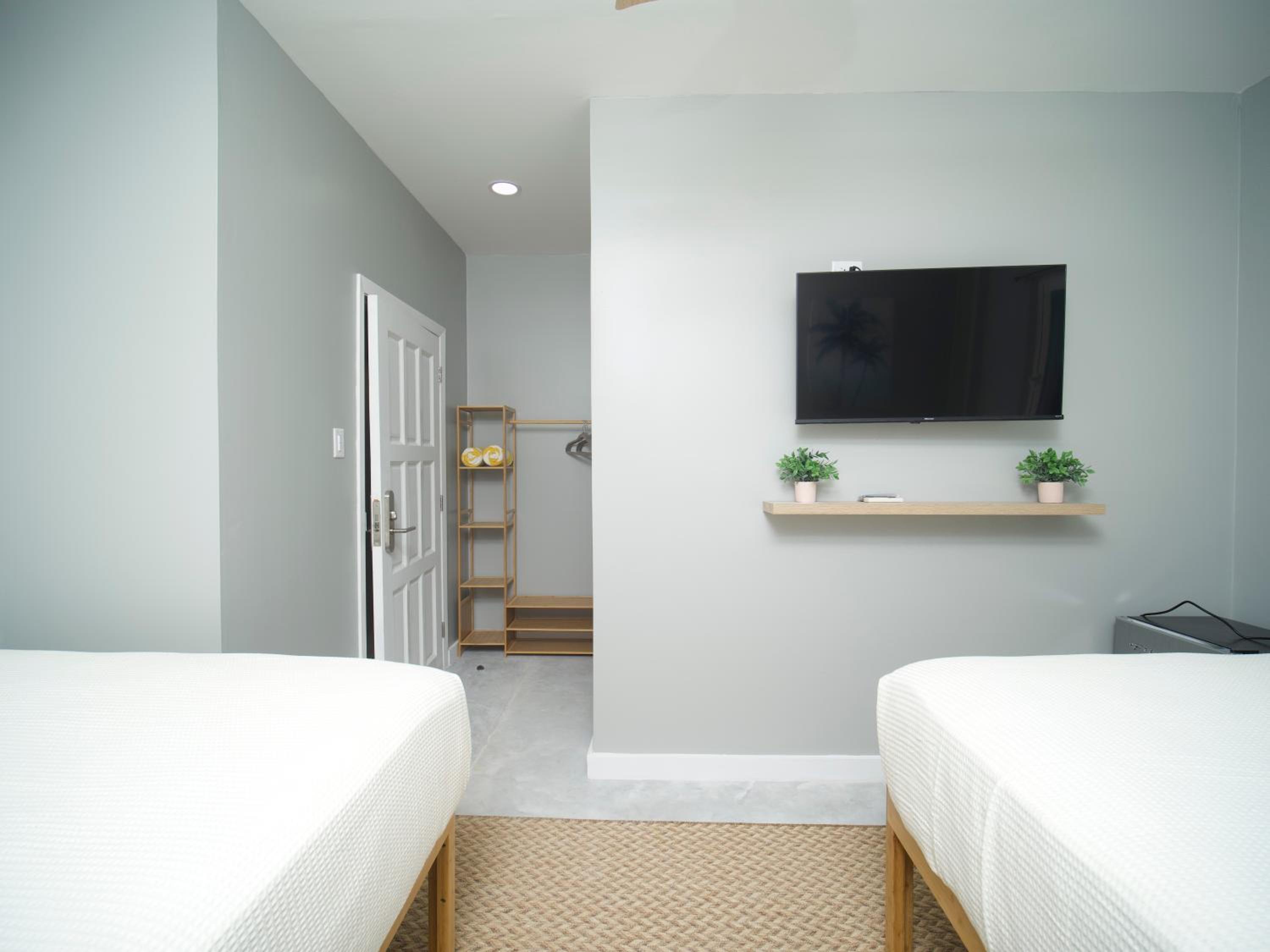Standard Queen Room with Two Queen Beds photo 3