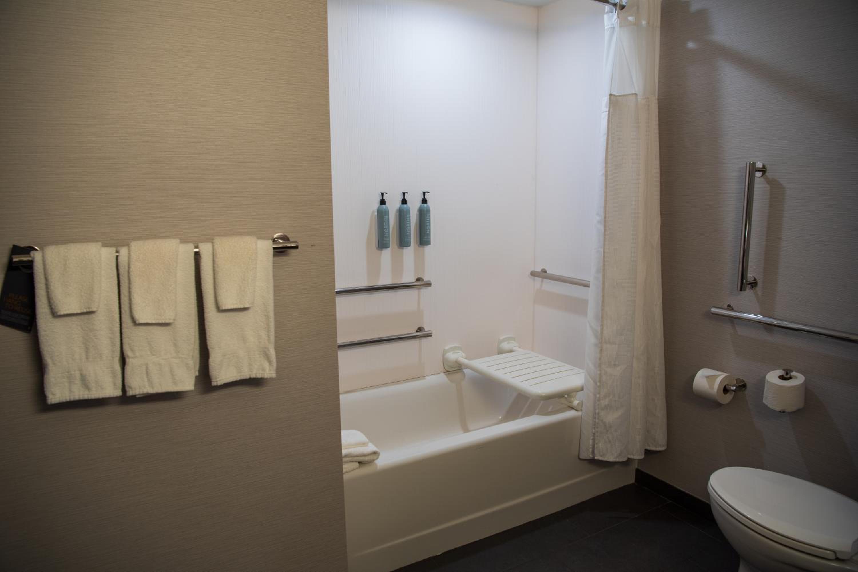 Queen Room with Two Queen Beds and Adapted Tub - Mobility and Hearing Accessible - Photo 3