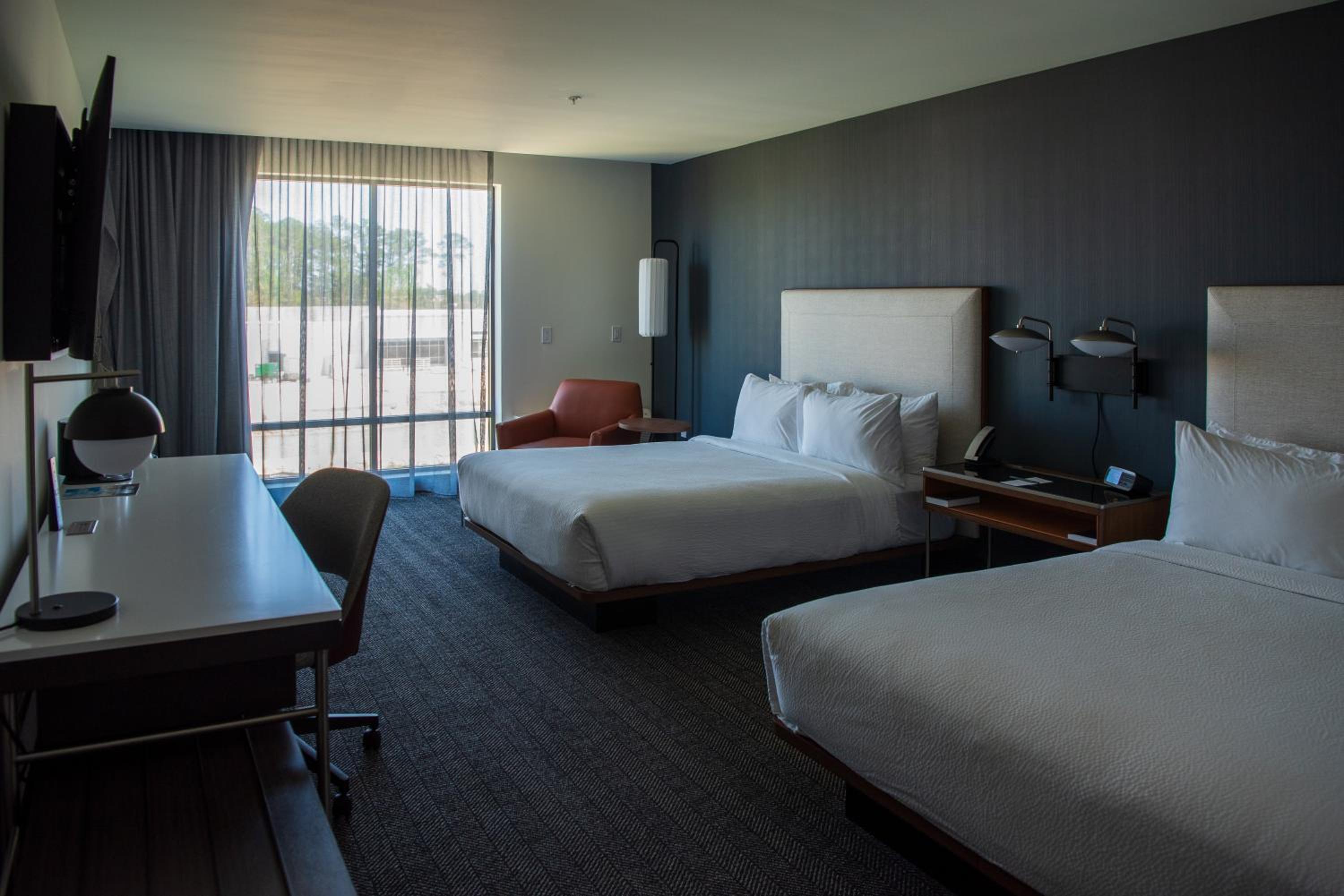 Queen Room with Two Queen Beds and Adapted Tub - Mobility and Hearing Accessible - Photo 5