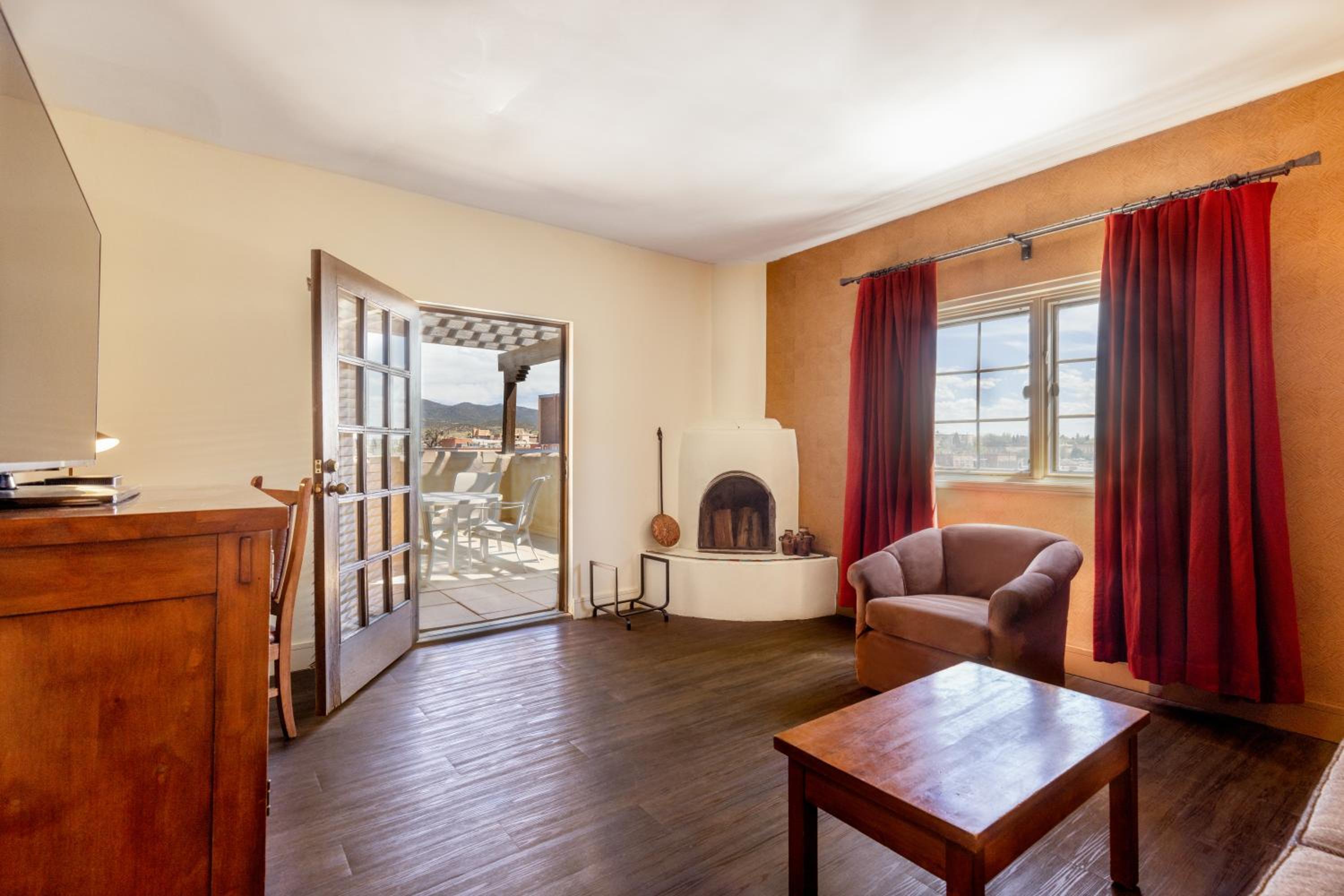 Suite - Photo 1
