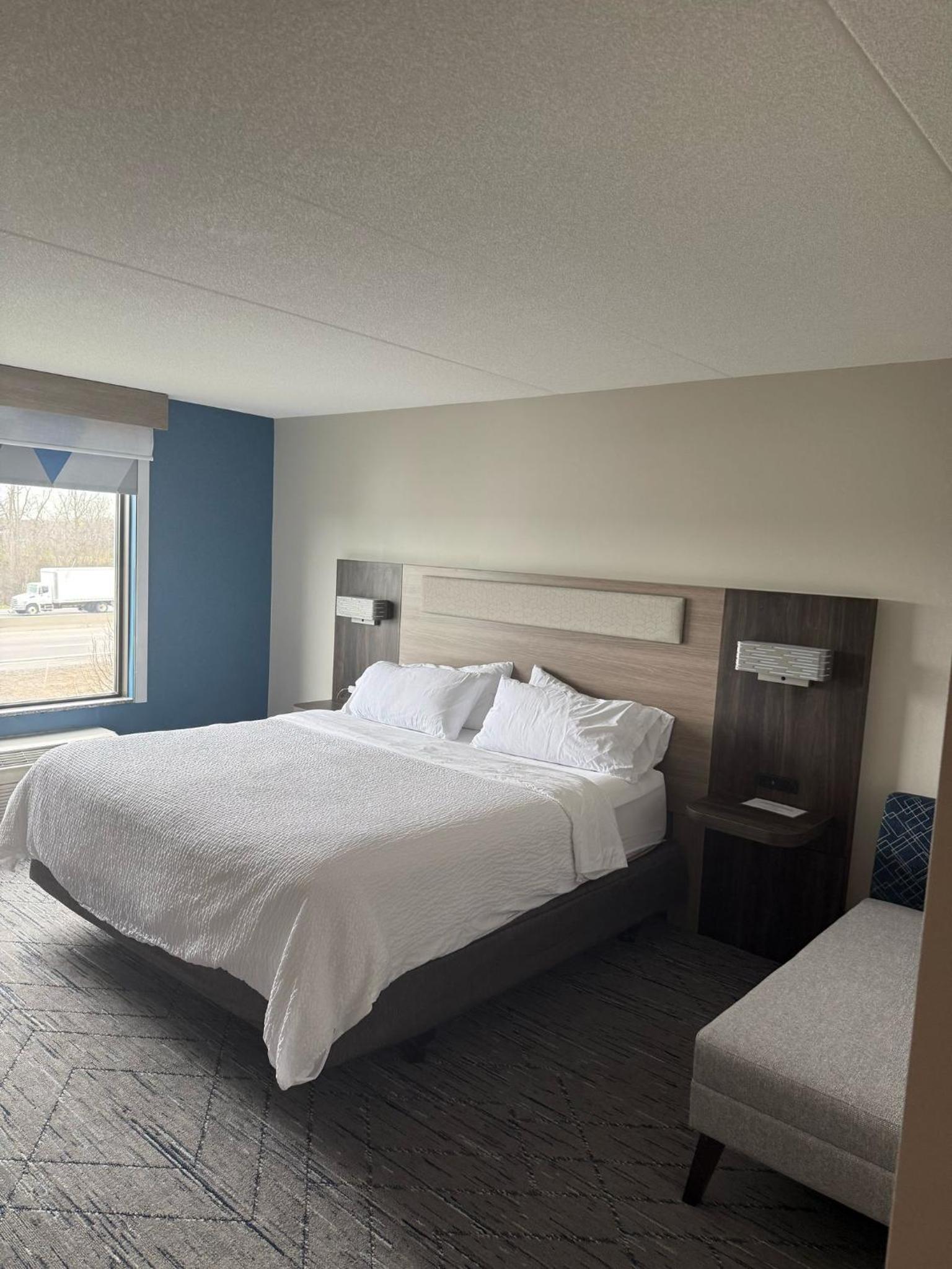 Standard King Room - Photo 4