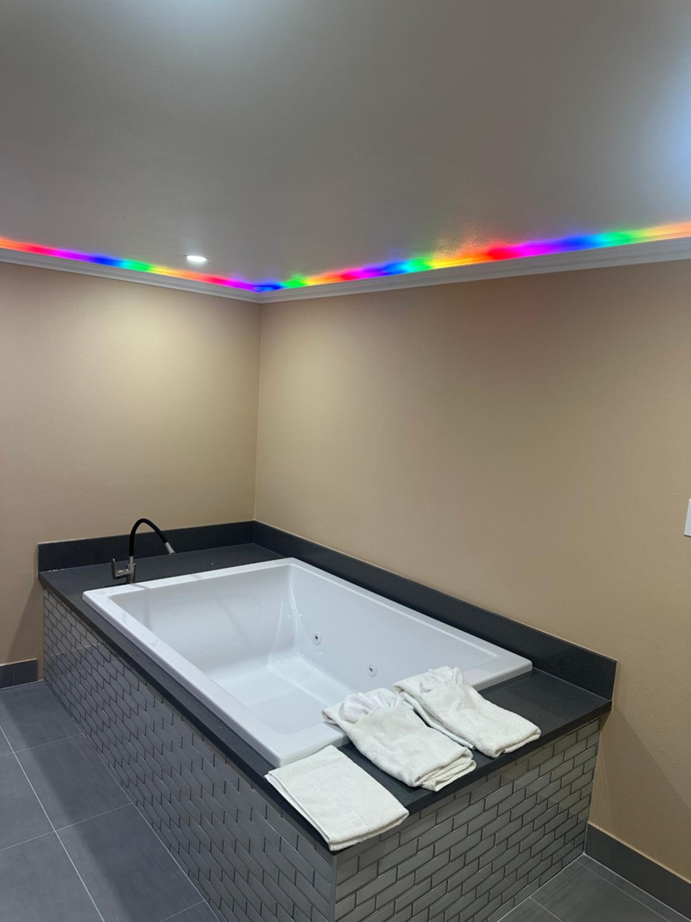 King Suite with Spa Bath - Photo 4