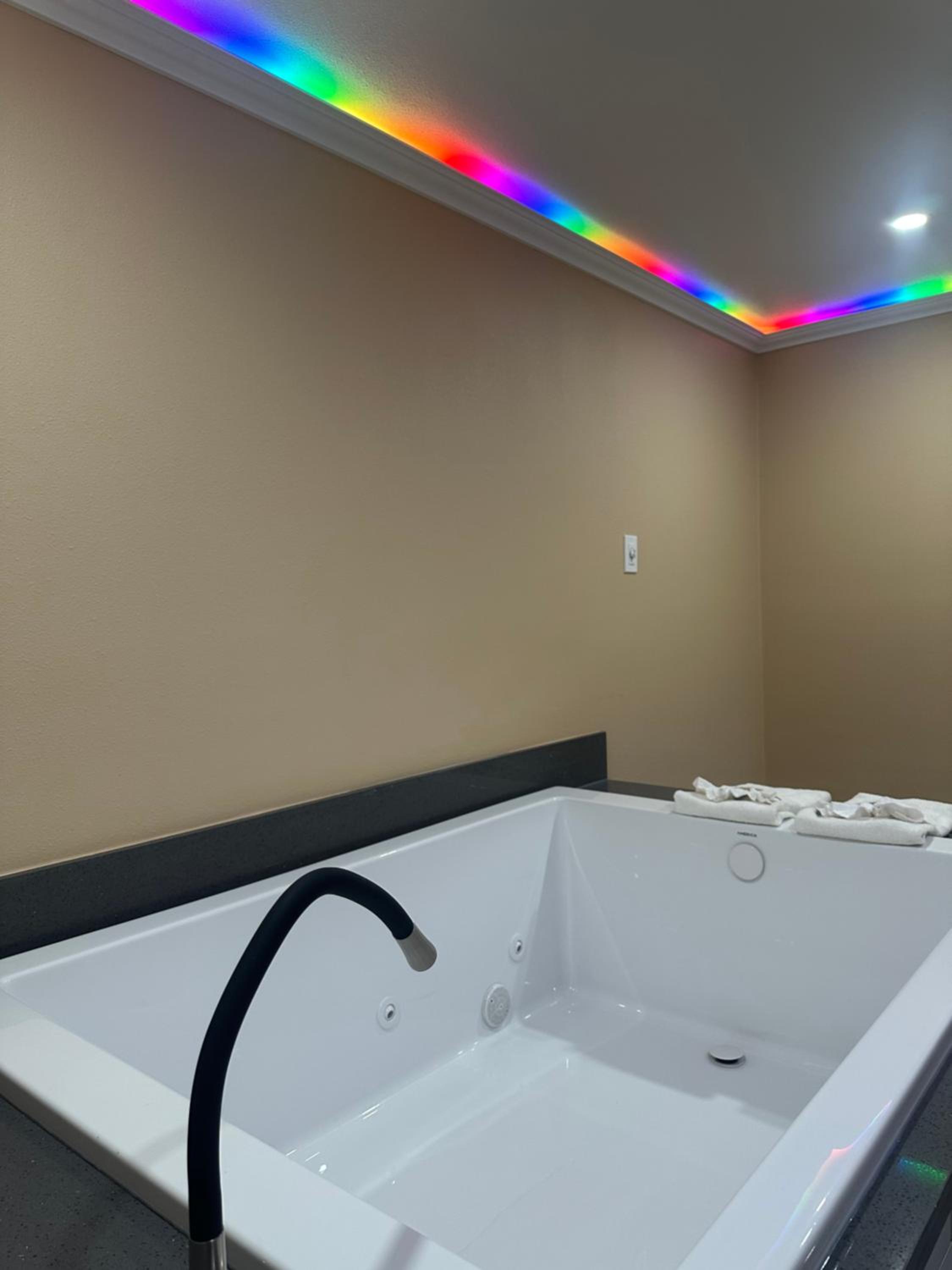 King Suite with Spa Bath - Photo 3