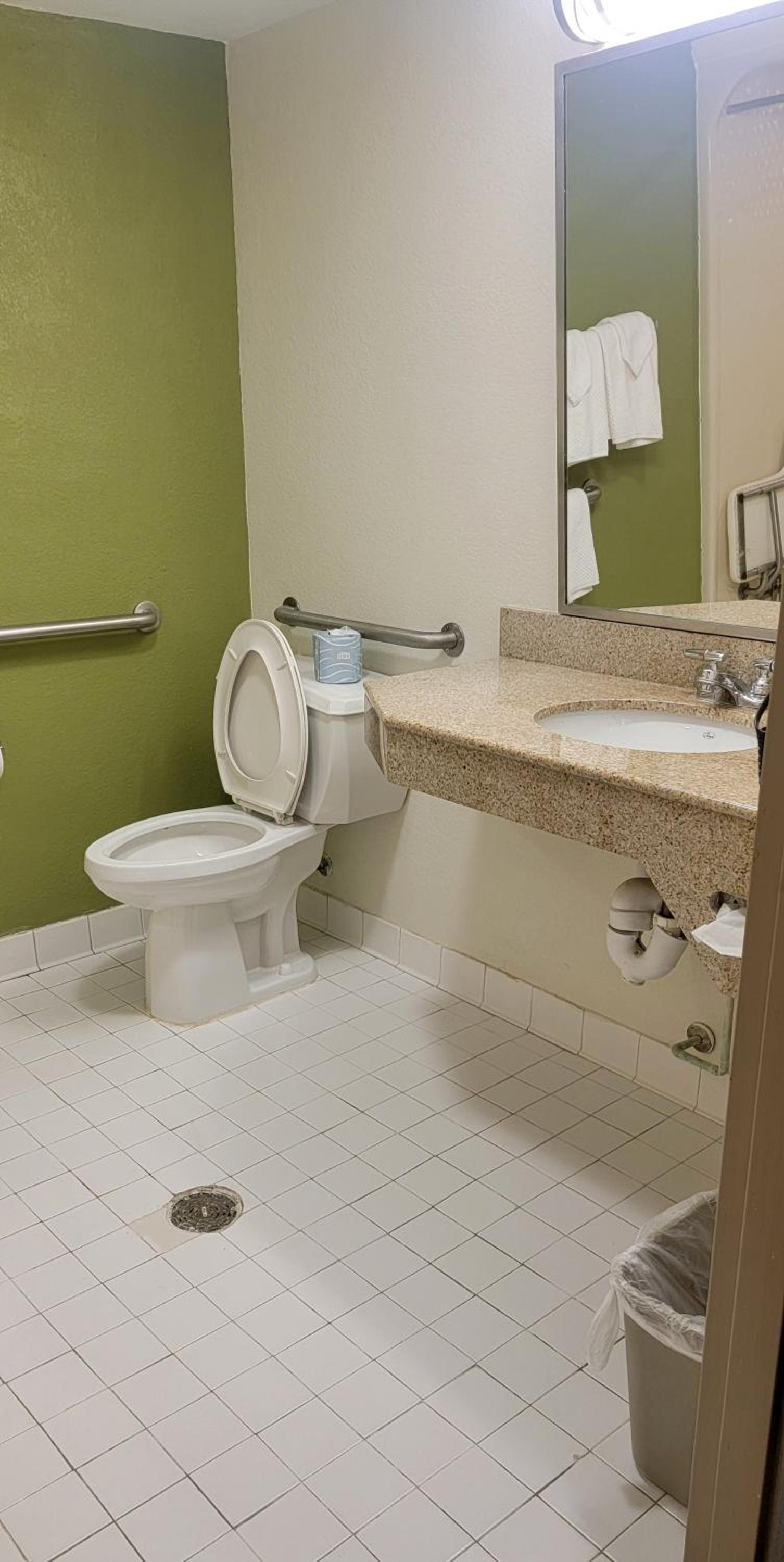 Queen Room with Accessible Tub - Accessible/Non-Smoking - Photo 4