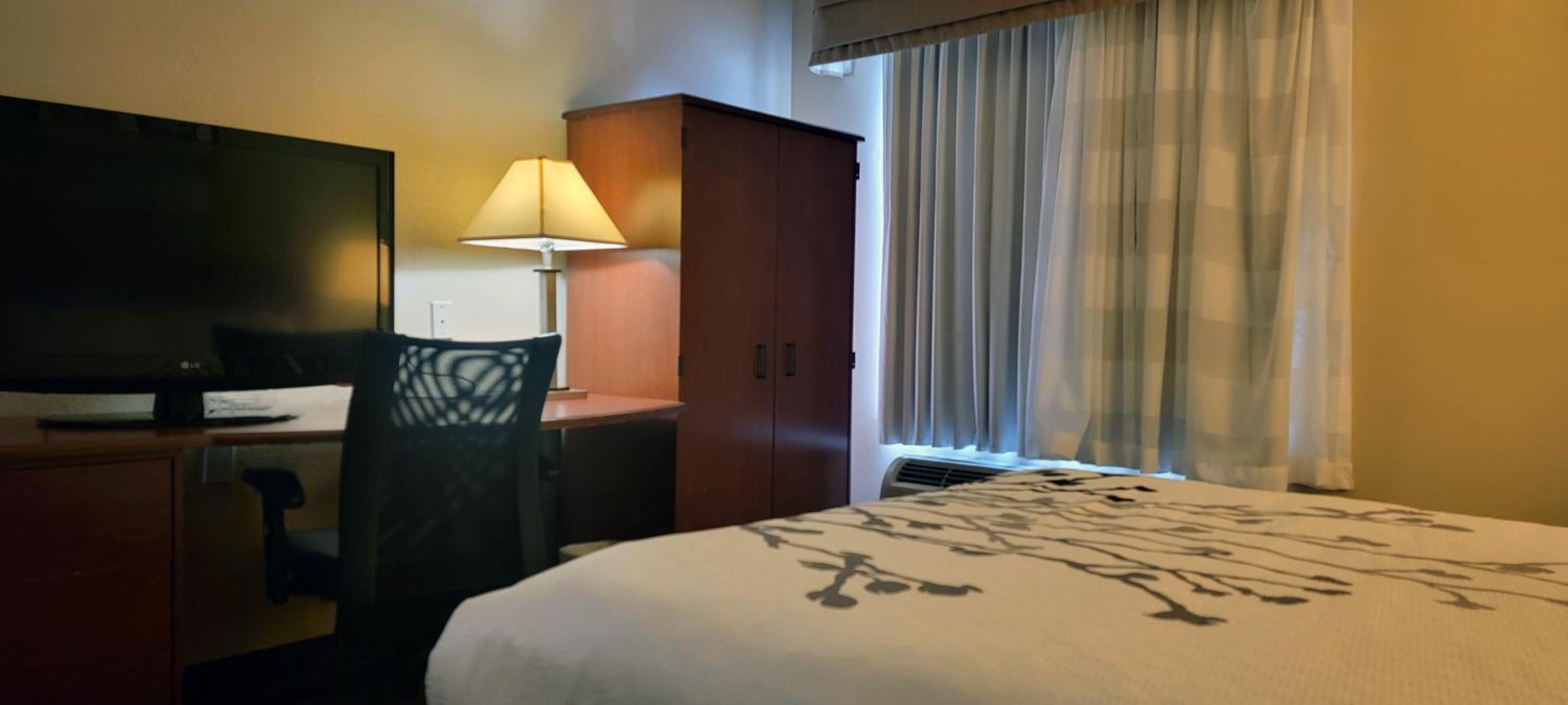 Queen Room with Accessible Tub - Accessible/Non-Smoking - Photo 3