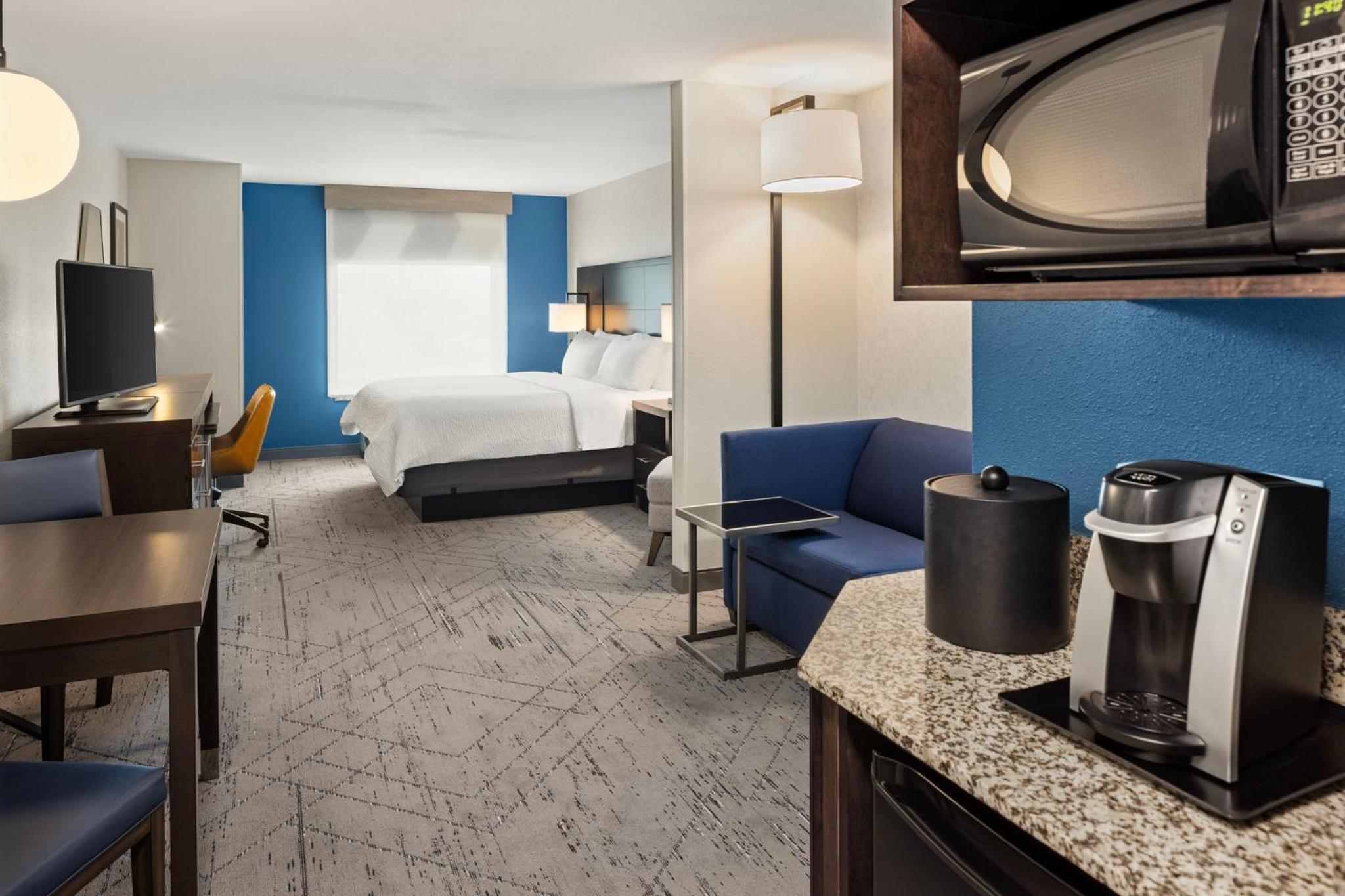 King Suite with Bath Tub - Disability Access