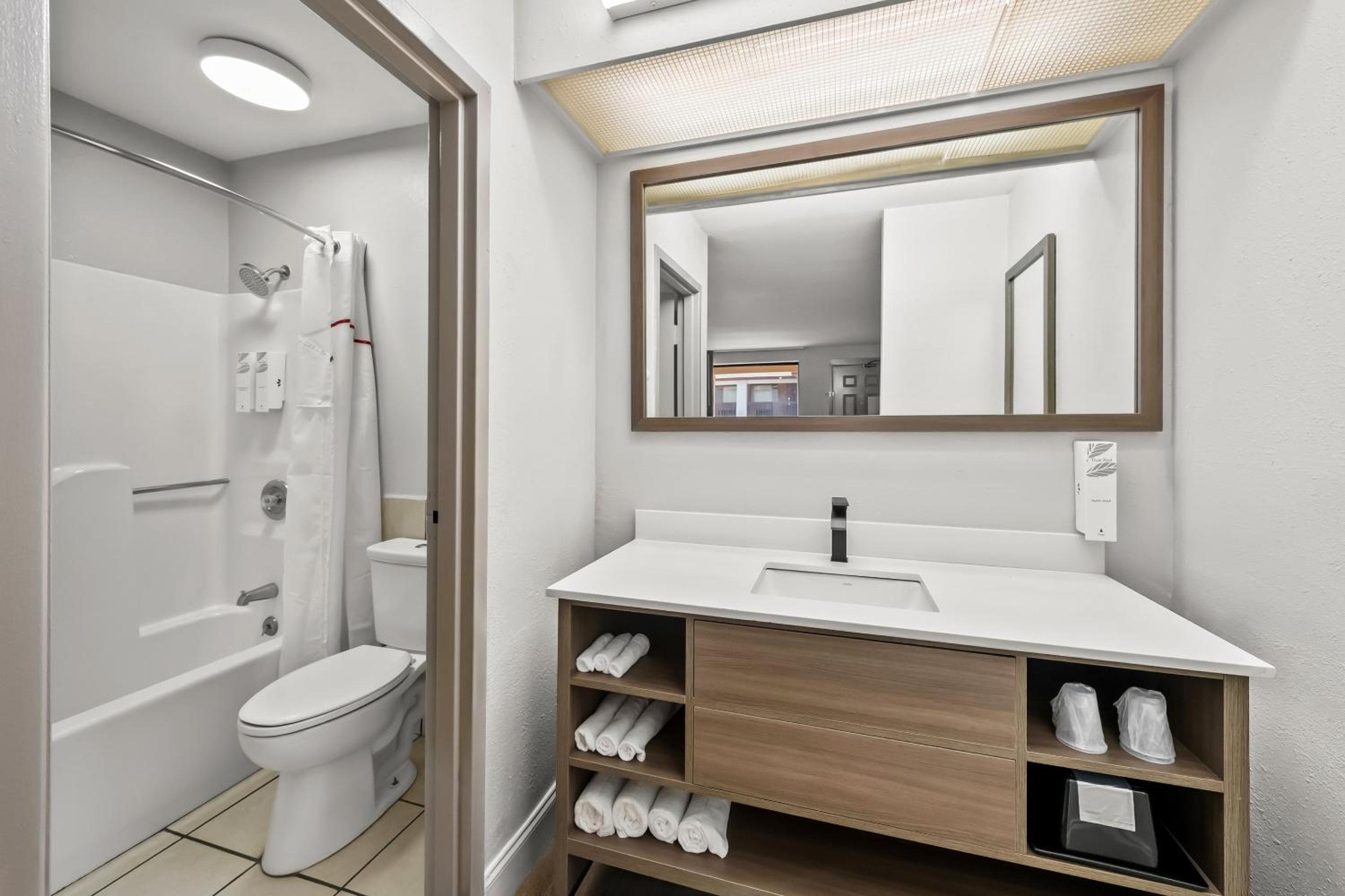 Deluxe King Room with Kitchenette Smoking - Photo 5