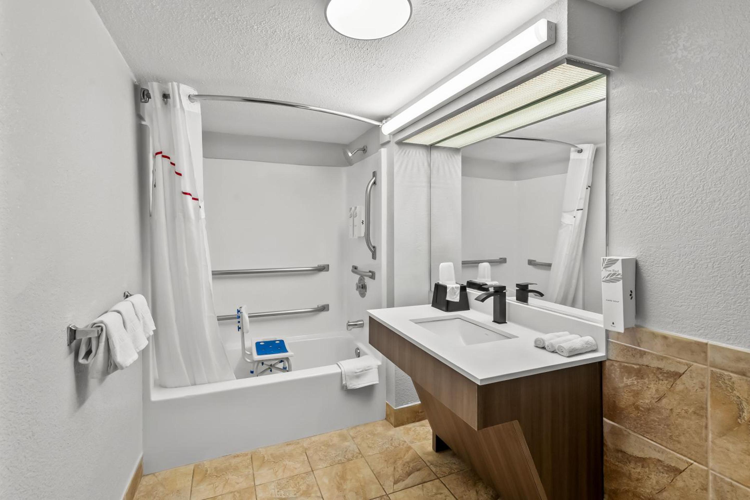 Deluxe King Room Disability Access Smoking - Photo 6