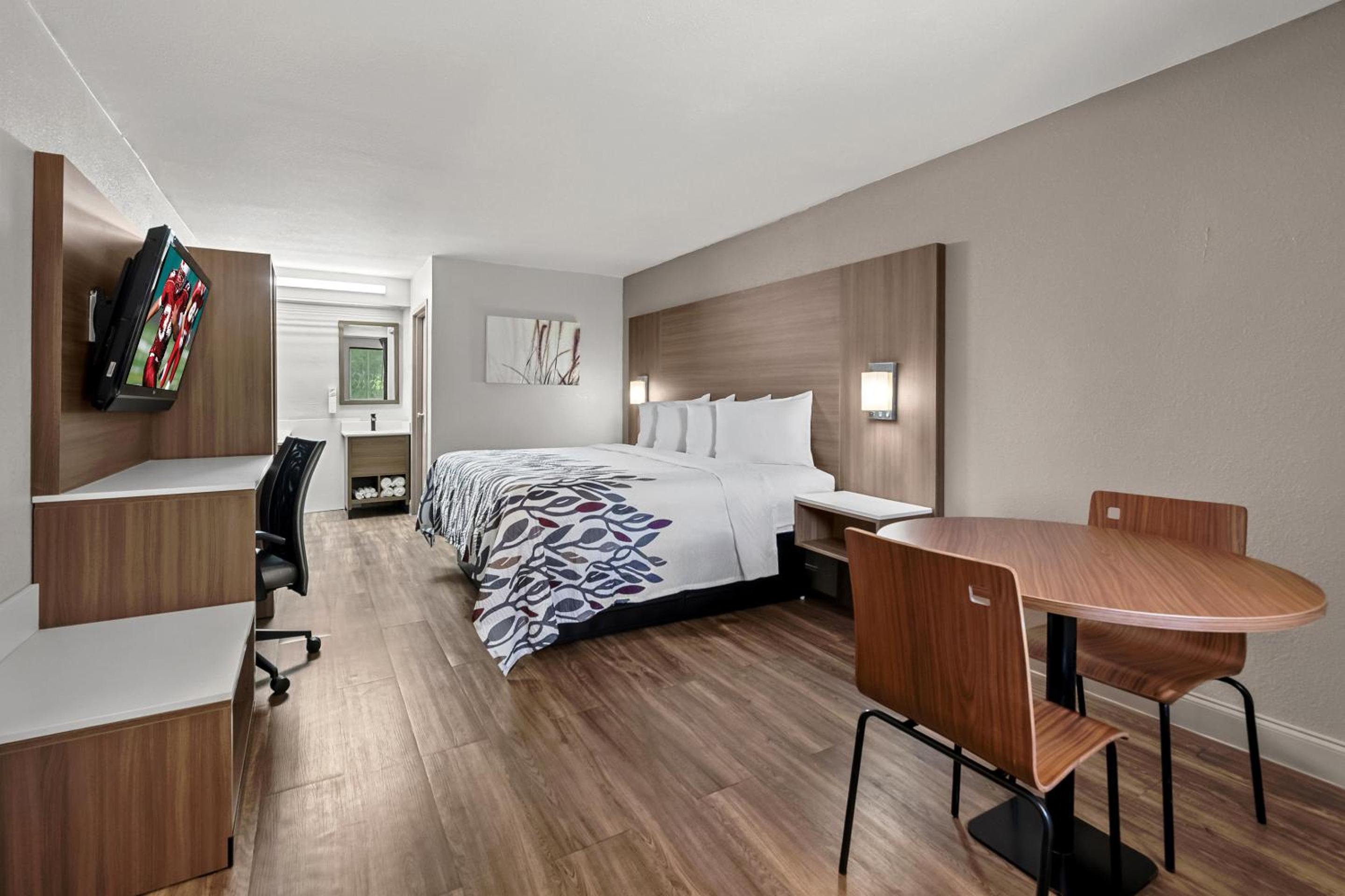 Deluxe King Room with Kitchenette Smoking - Photo 2