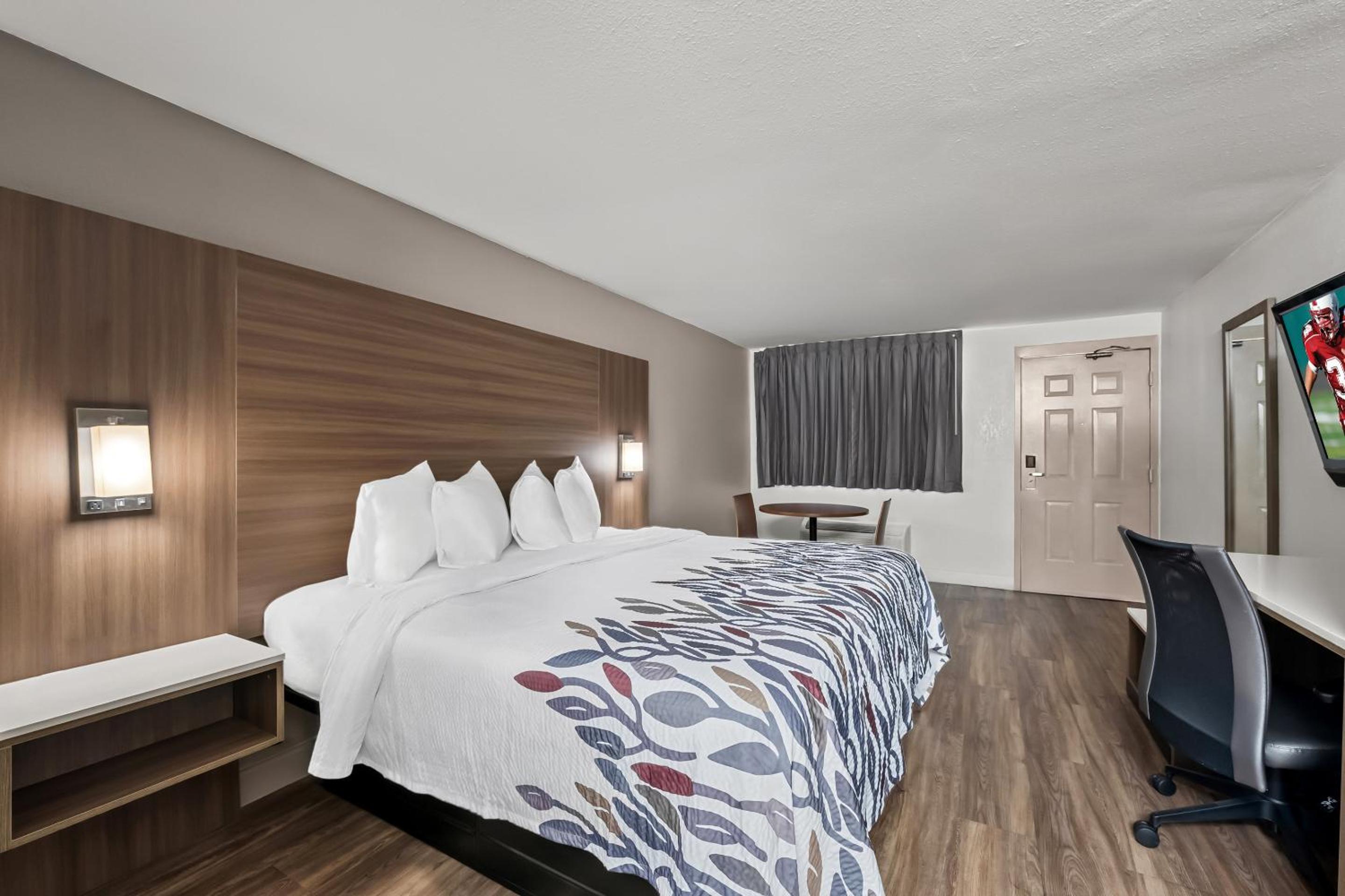 Deluxe King Room with Kitchenette Smoking - Photo 1