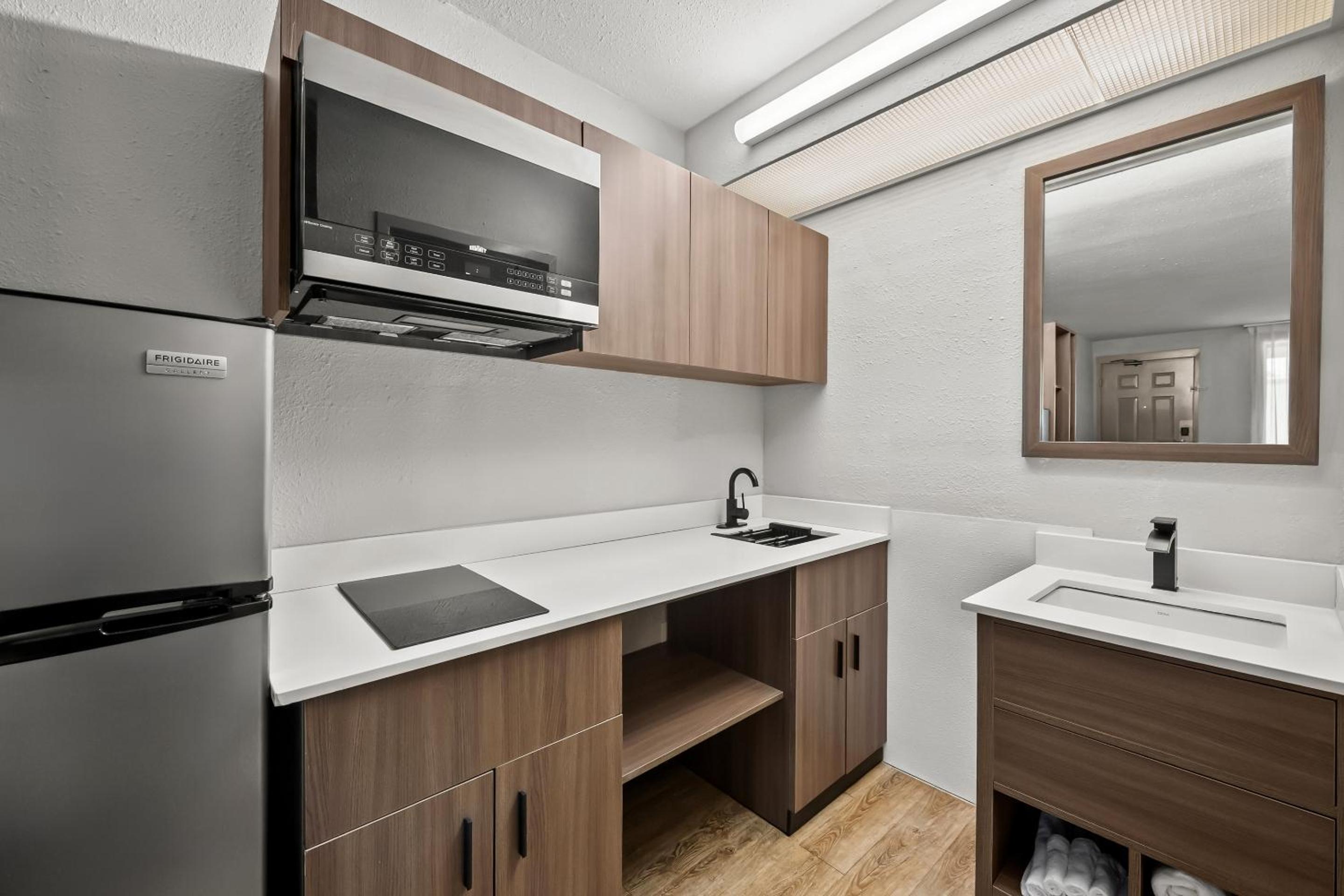 Deluxe Room with Two Queen Beds Kitchenette Smoking photo 3