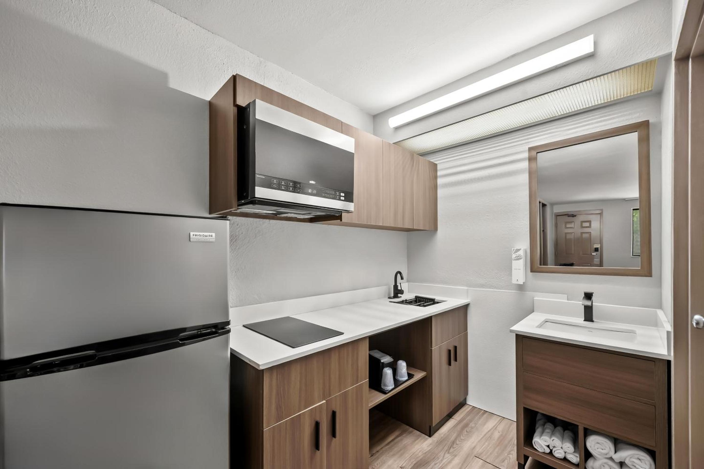 Deluxe King Room with Kitchenette Smoking - Photo 3