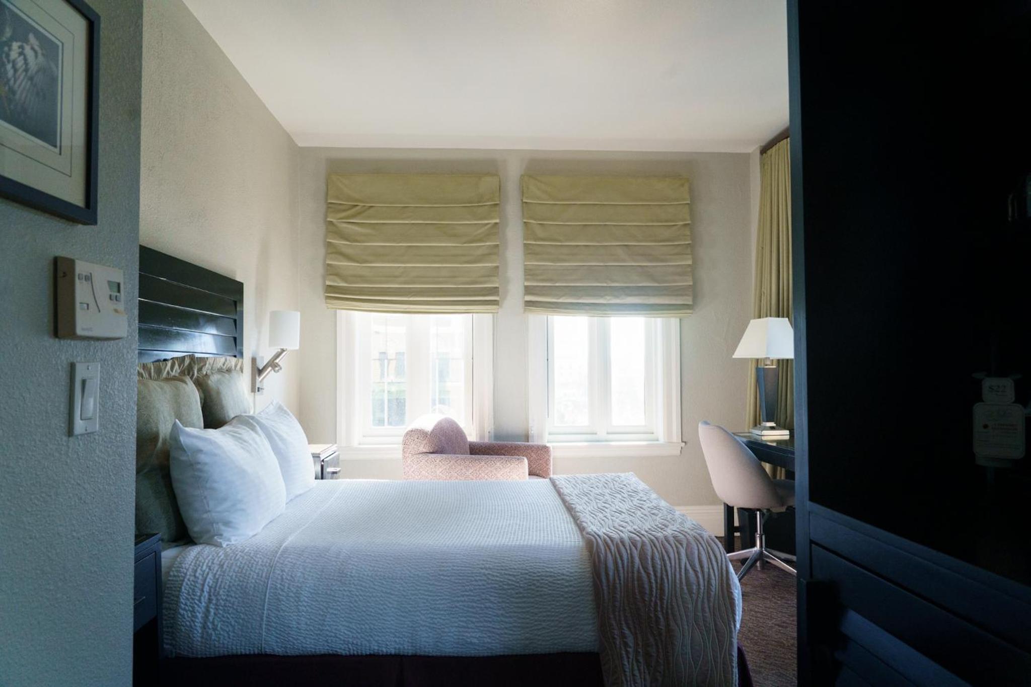 Accessible One Queen Bed Cityside View - Photo 1