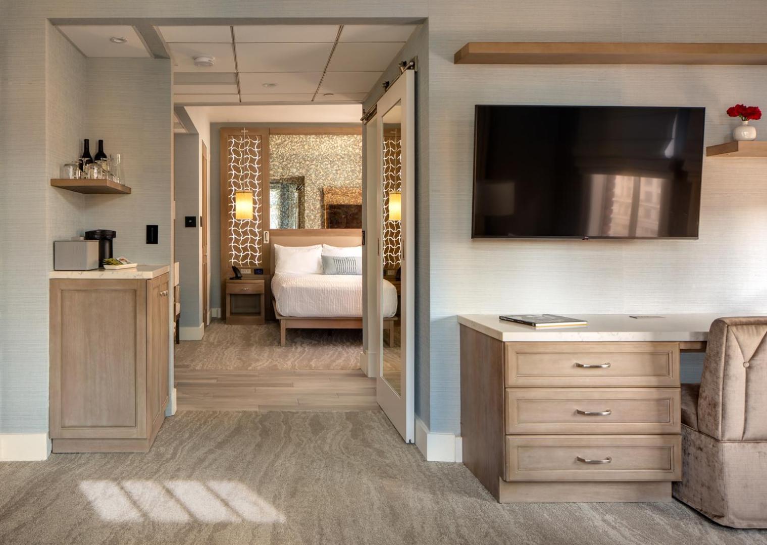 Premier King Bed Studio Suite City View photo 2