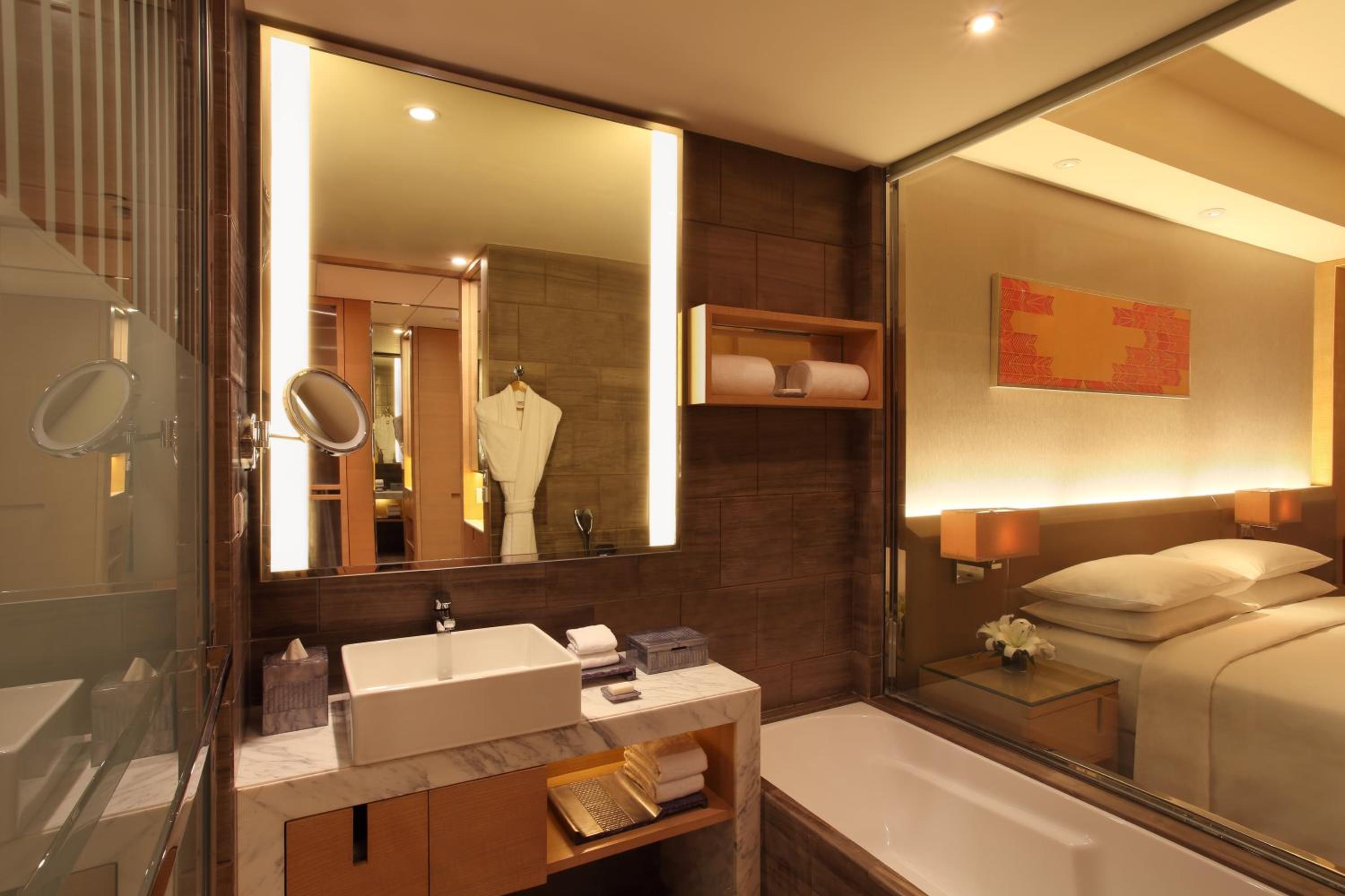 2 Twin Beds with Bathtub & Club Access with Unlimited Complimentary IMFL beverages from 18:00 HRS to 20:00 HRS