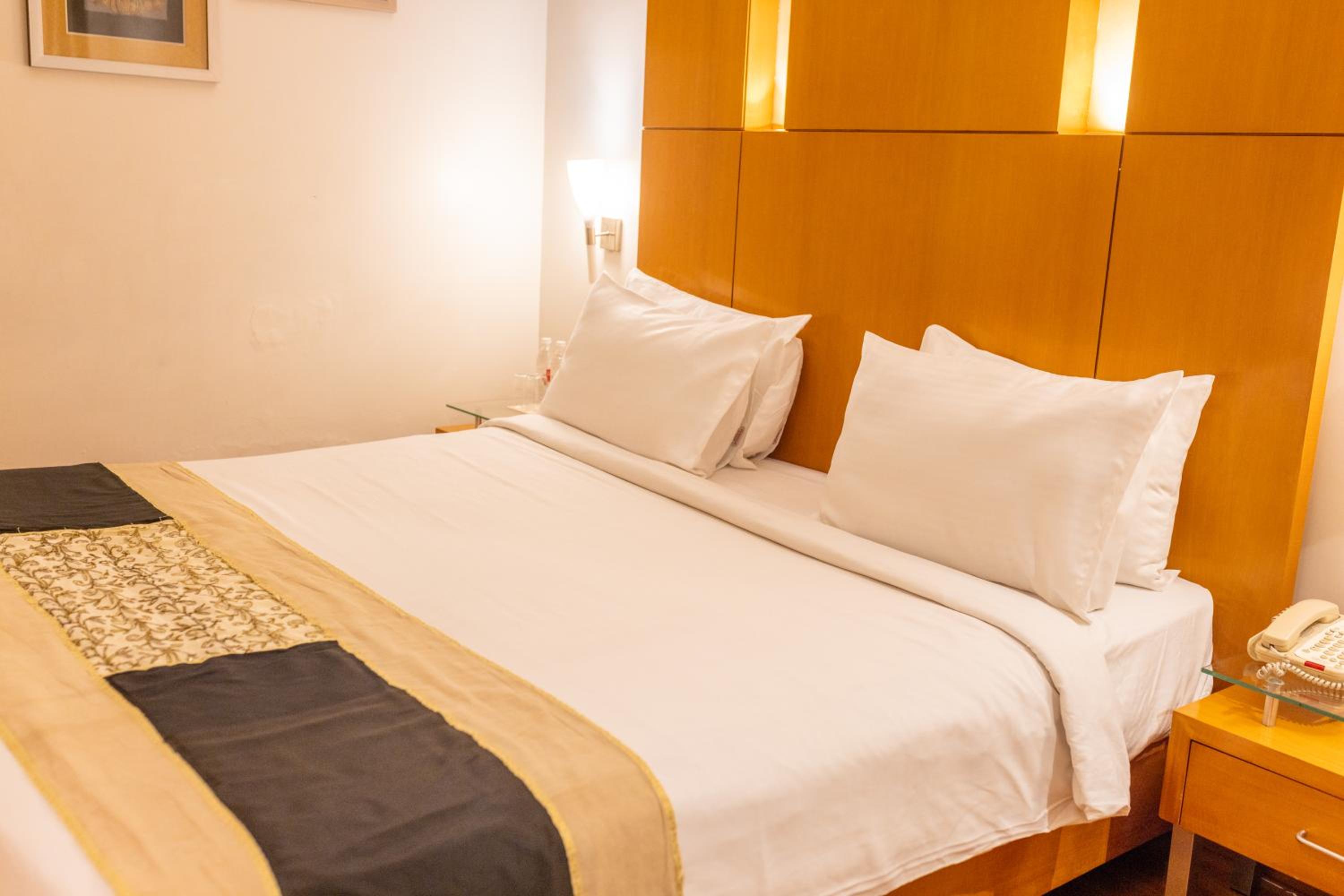 Deluxe Double Room: Enjoy a Buy One Get One offer at Fire Ball Bar (11 AM - 8 PM) on House Brand, 20% off on Food & Soft Beverages and Spa, Early checkin Available up to 2 hours (subject to availability) - Photo 4