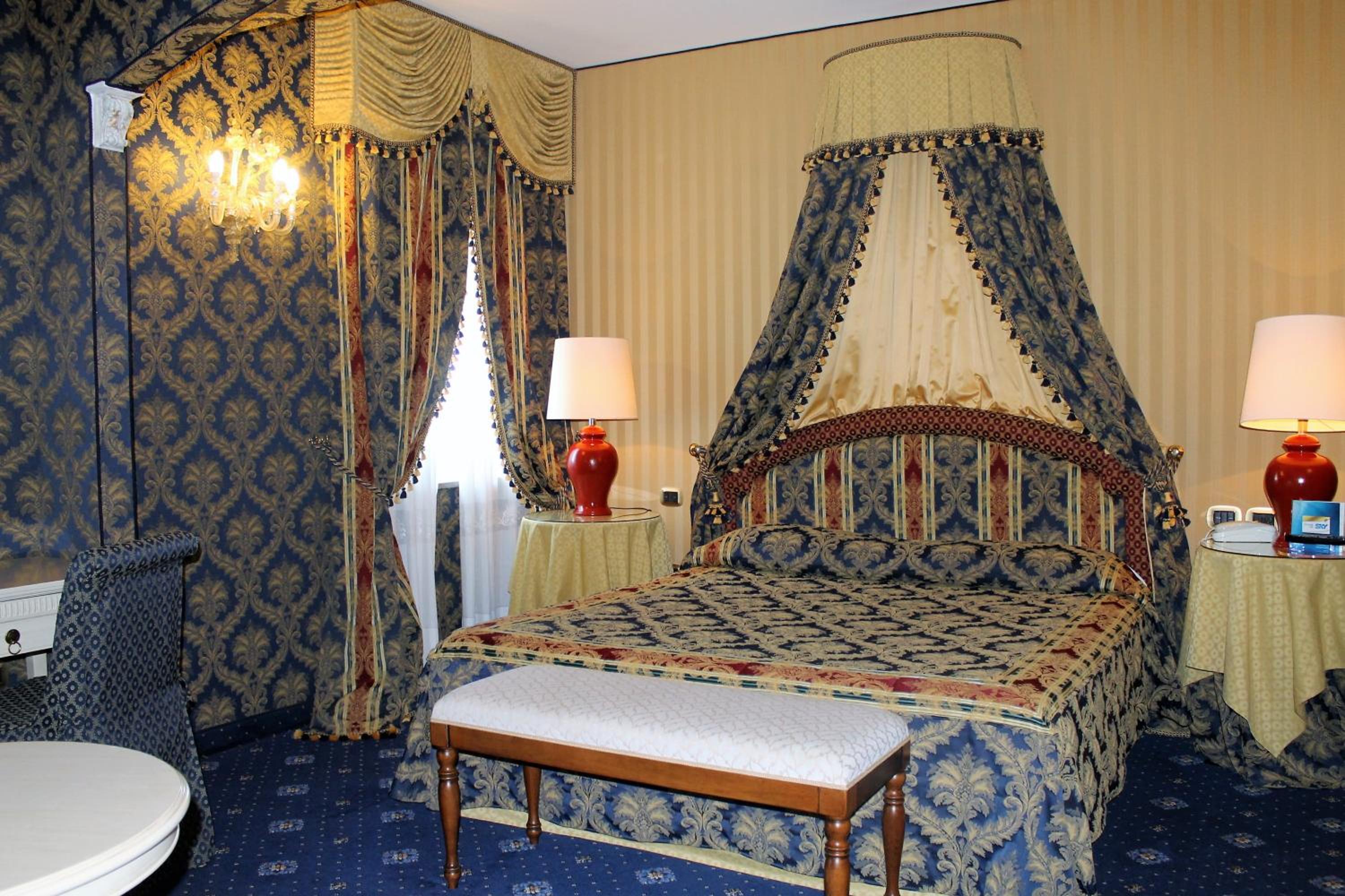 Suite - Photo 1