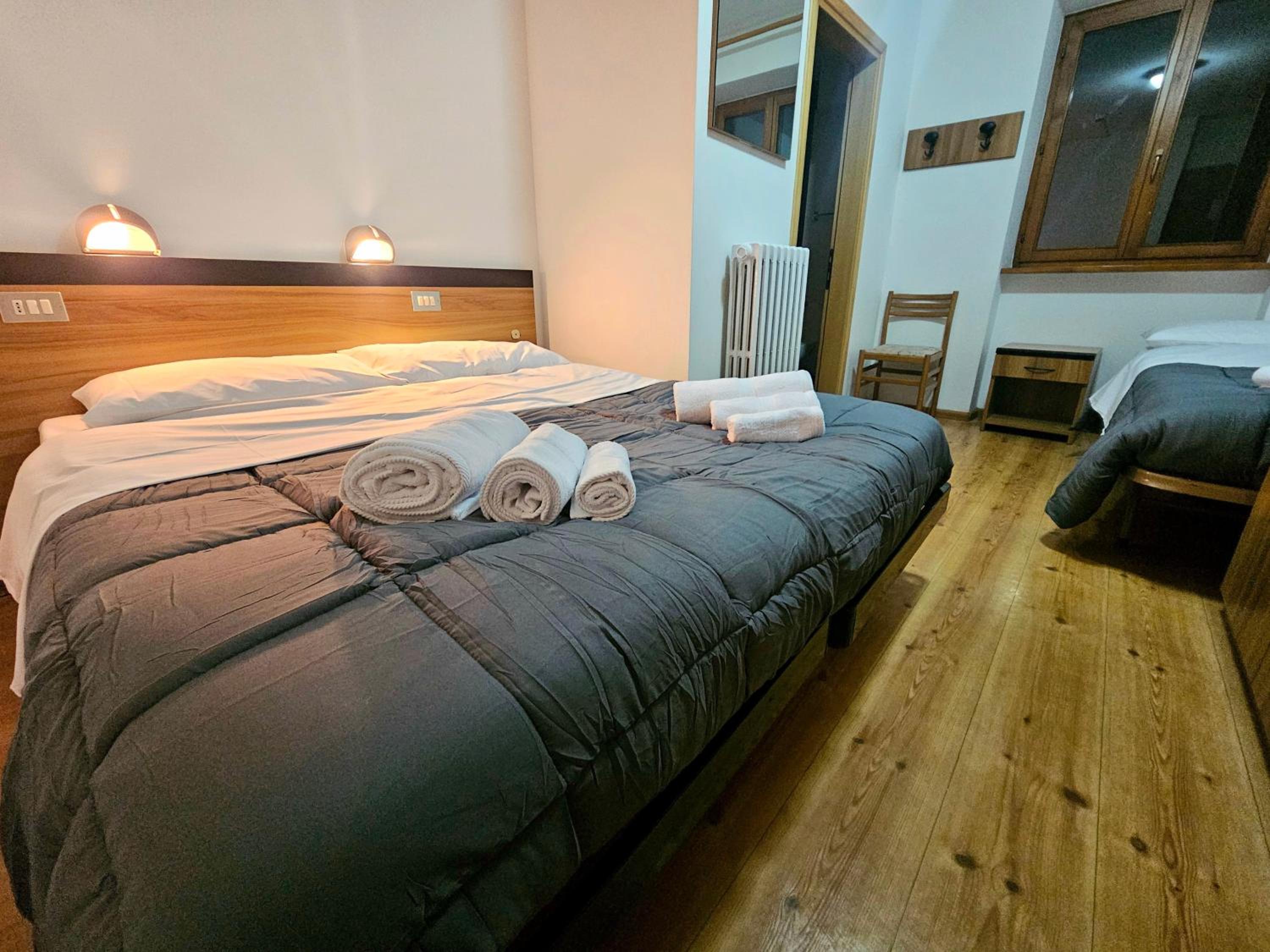 Economy Triple Room photo 3