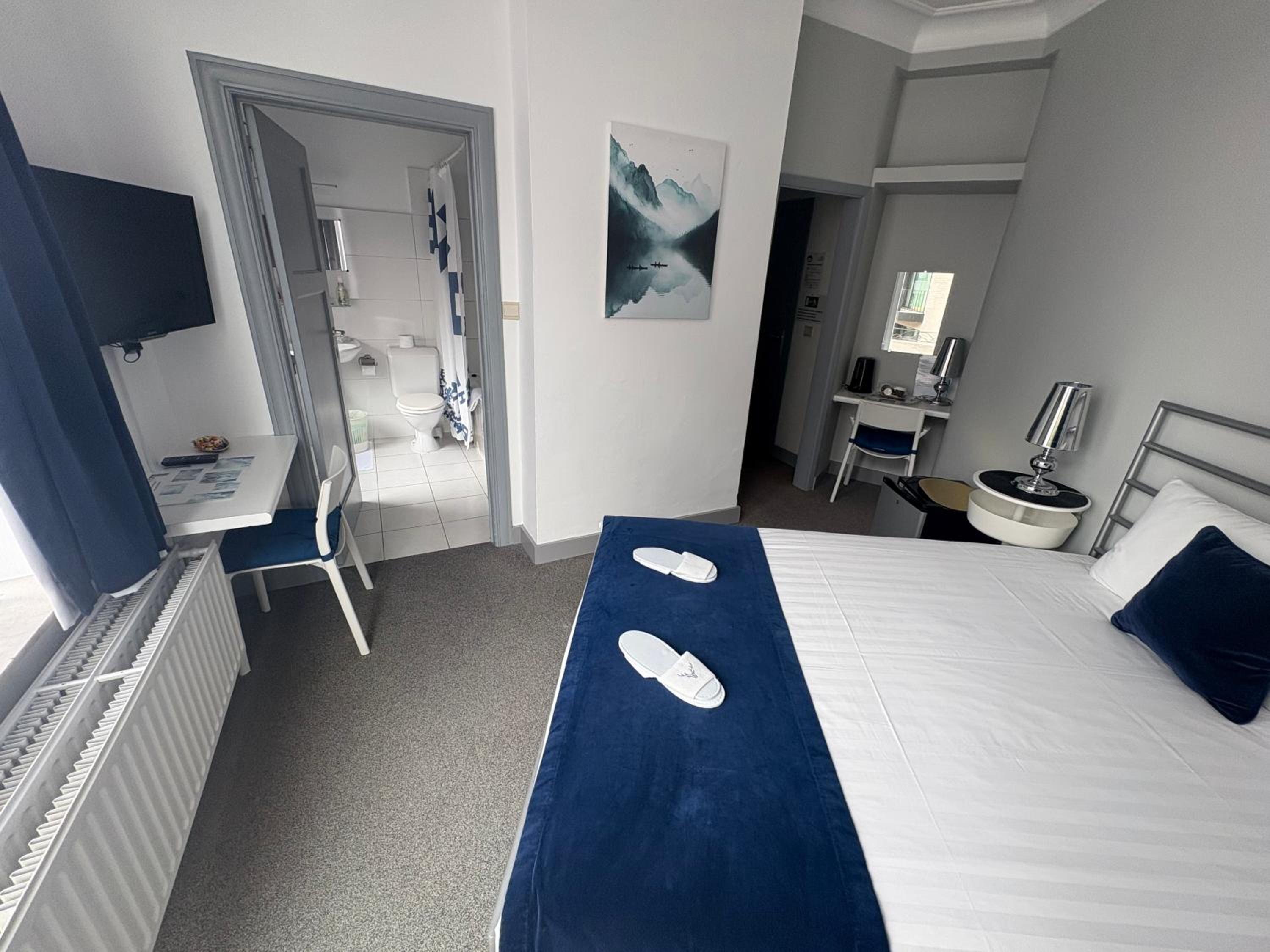 Double Room (2 Adult) - Photo 4