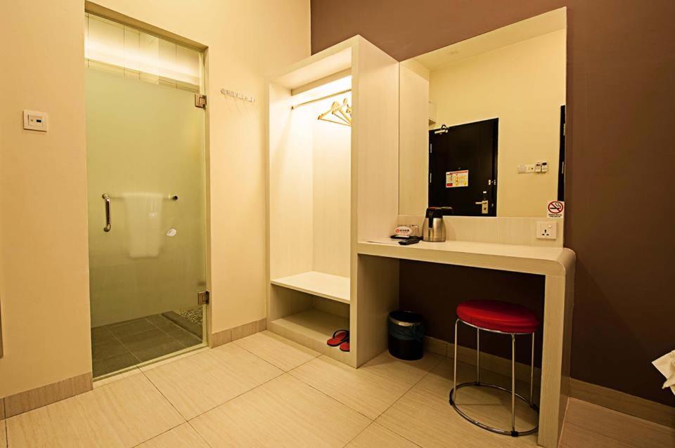 Deluxe King Room - Photo 2