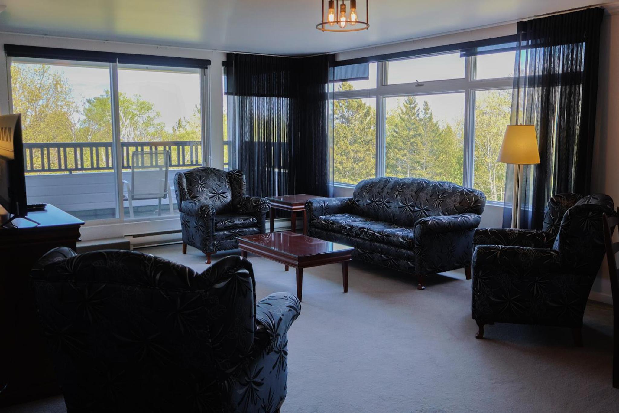Executive Suite - Photo 3