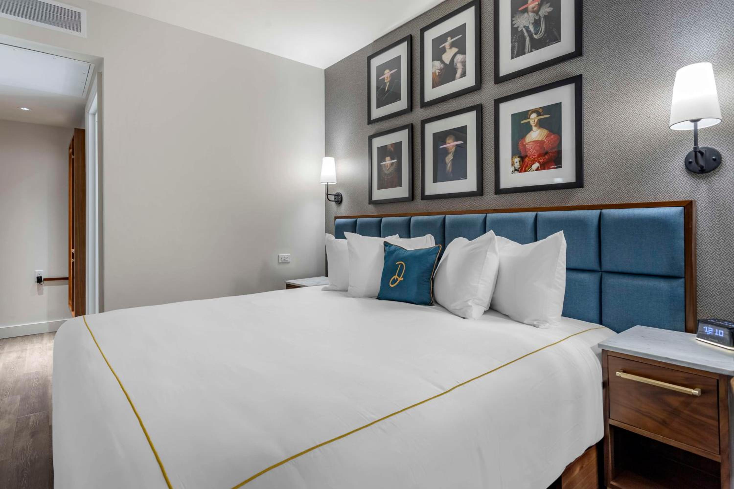King Room with Bath Tub - Mobility and Hearing Access/Non-Smoking