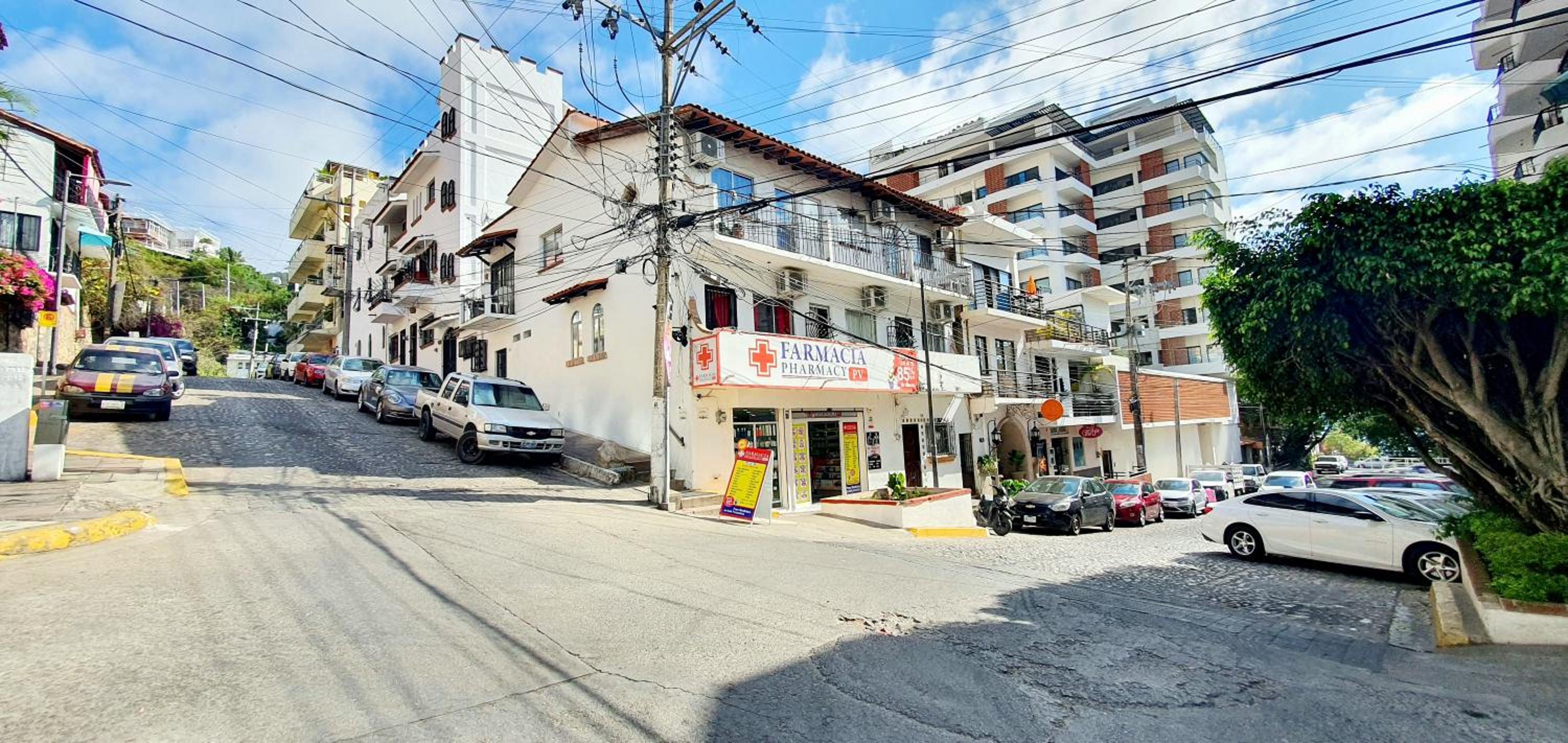 One-Bedroom Apartment with Balcony and City View photo 3