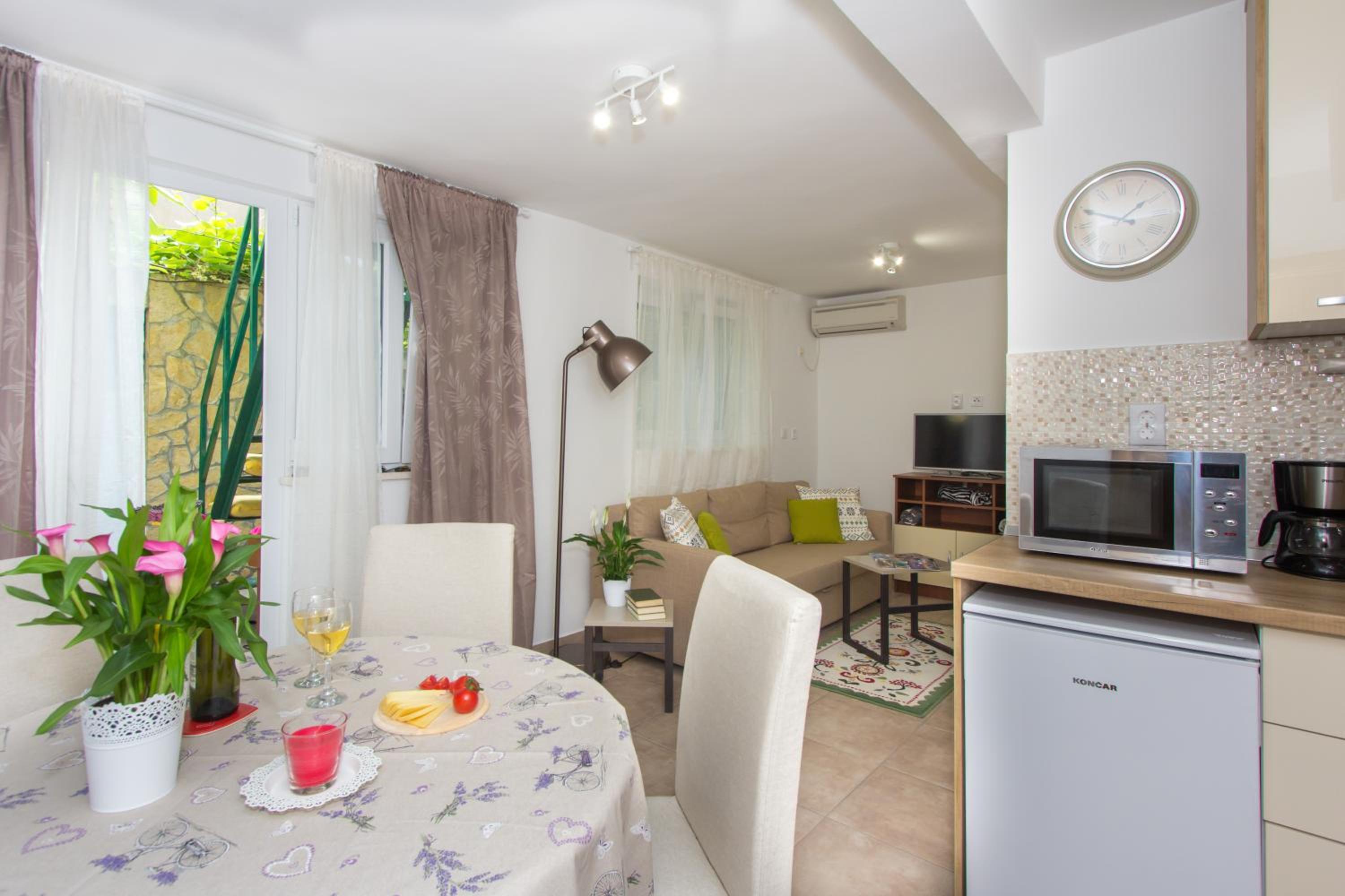 One-Bedroom Apartment with Hot Tub
