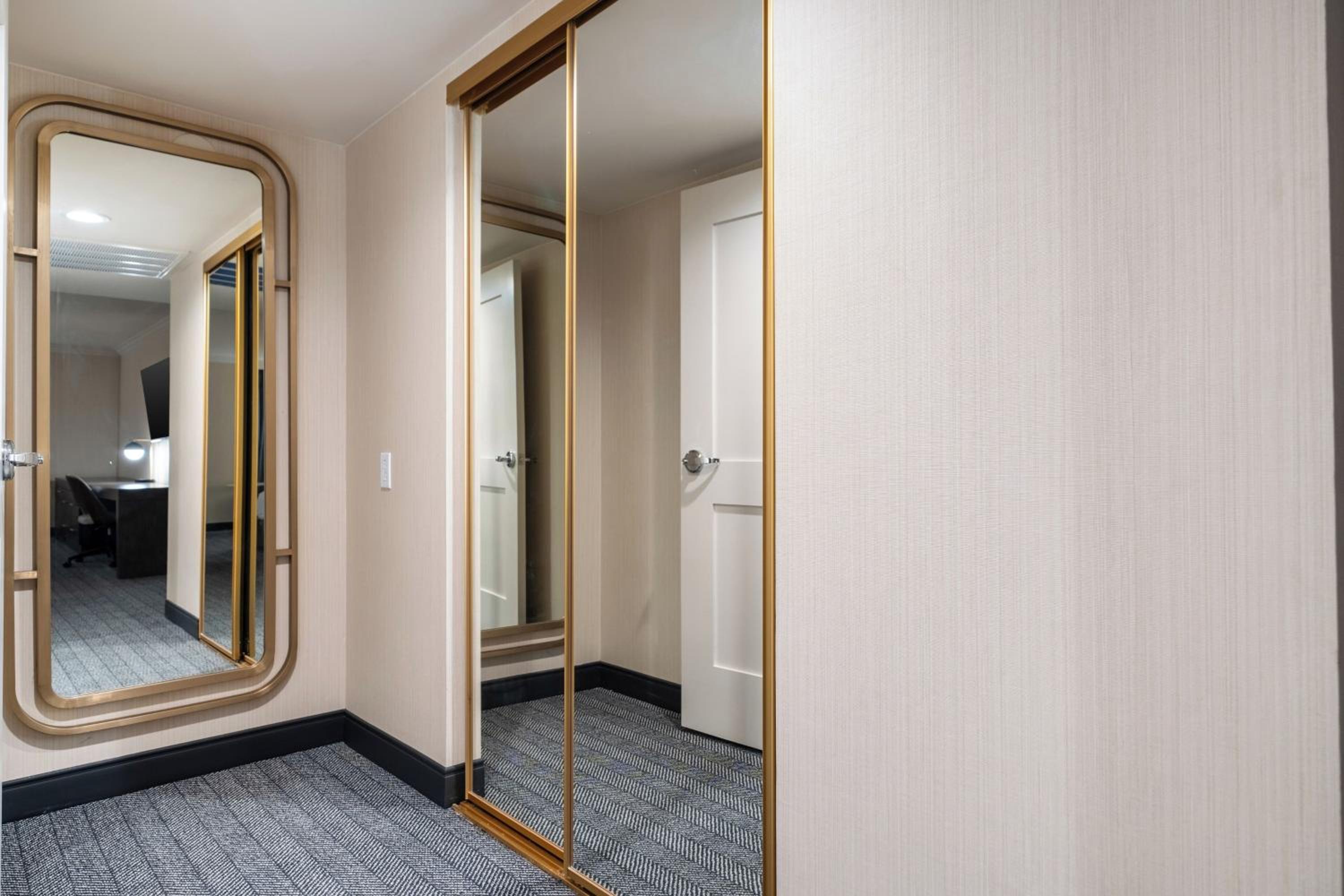 Premium Queen Room with Sunset View - Upper Floor