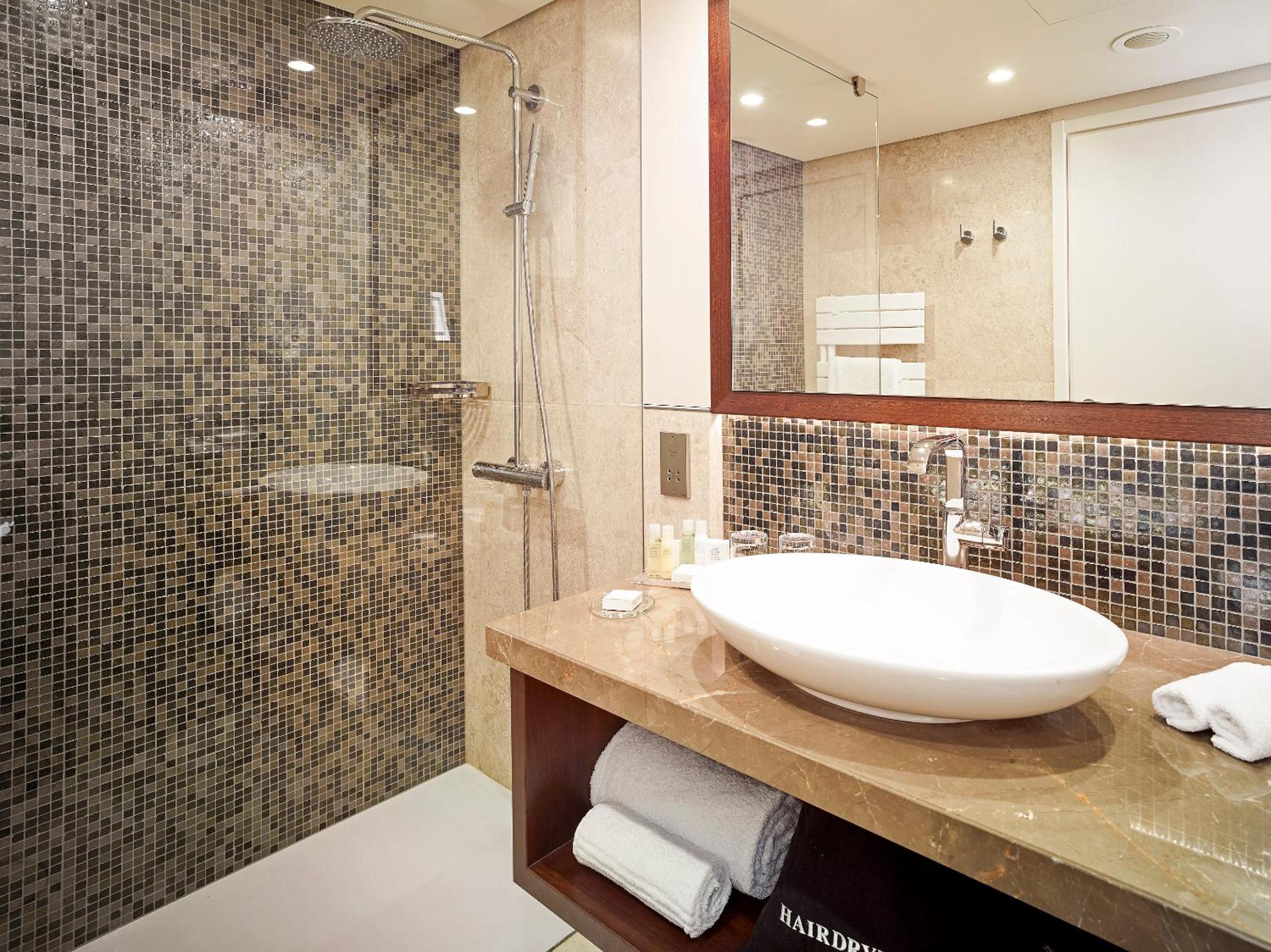 Standard Queen Room with Balcony - Photo 2