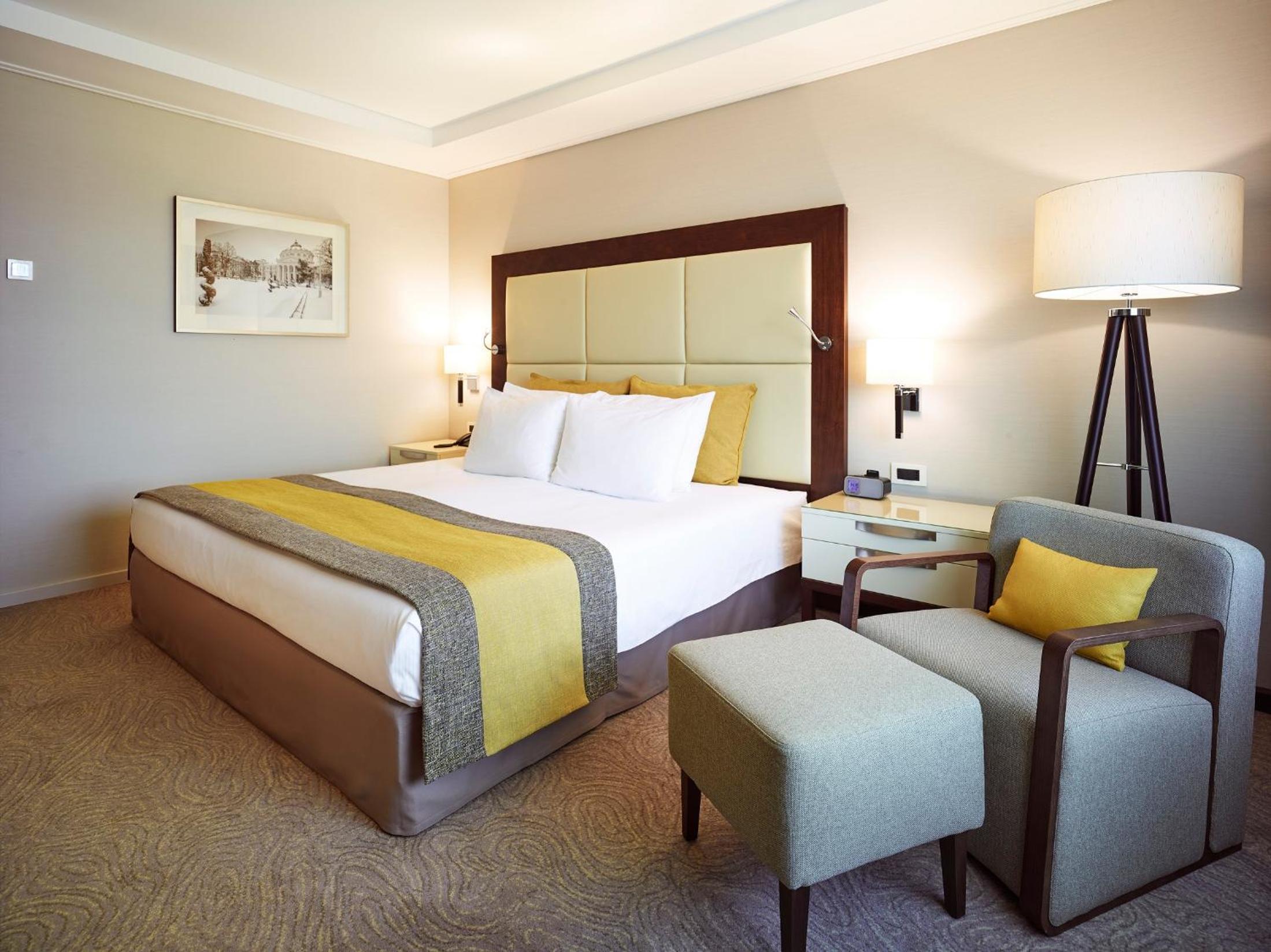 Junior Suite with King Bed, Balcony and Garden View - Photo 1