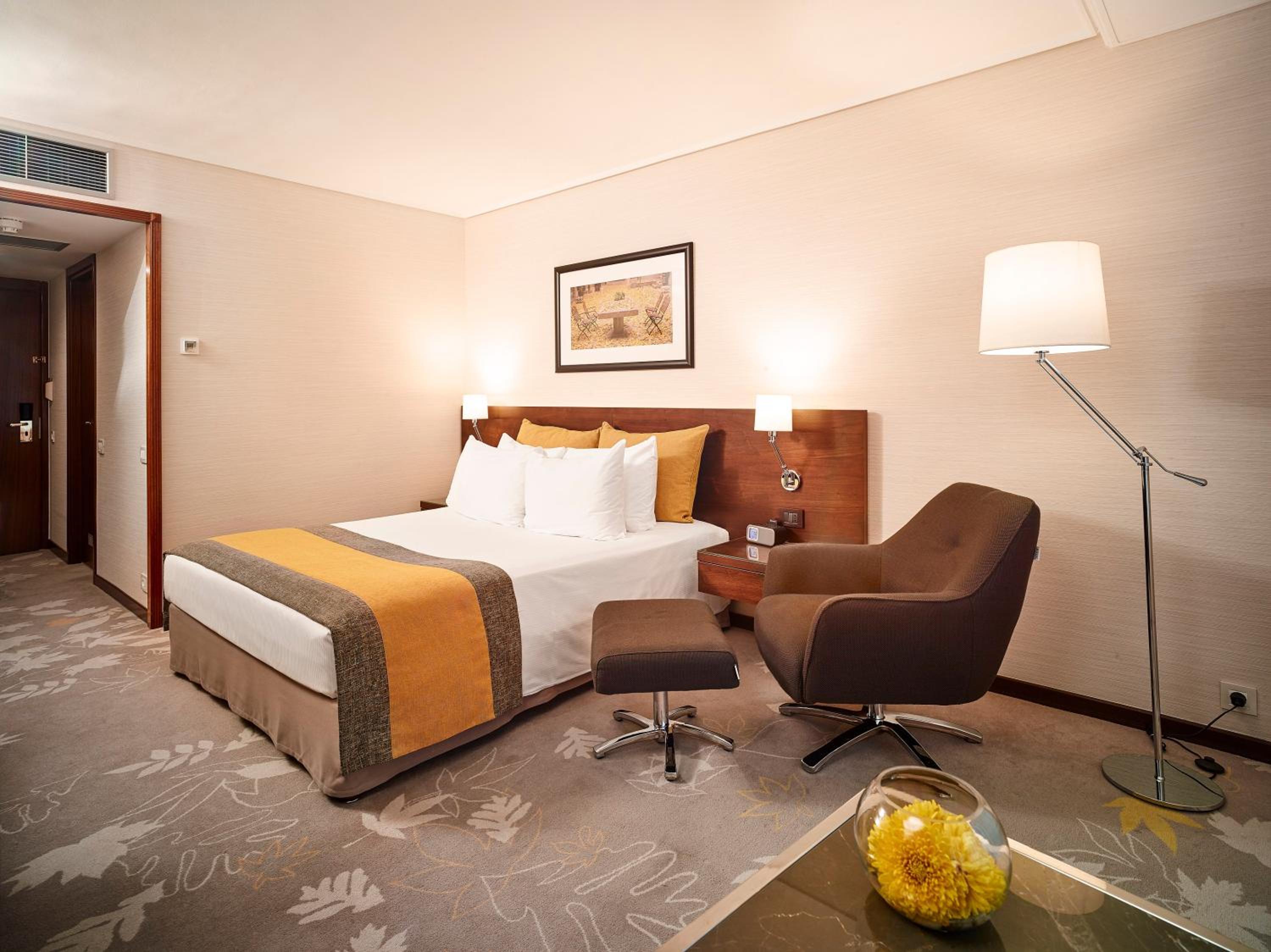 Standard King Room with Balcony and Garden View - Photo 1