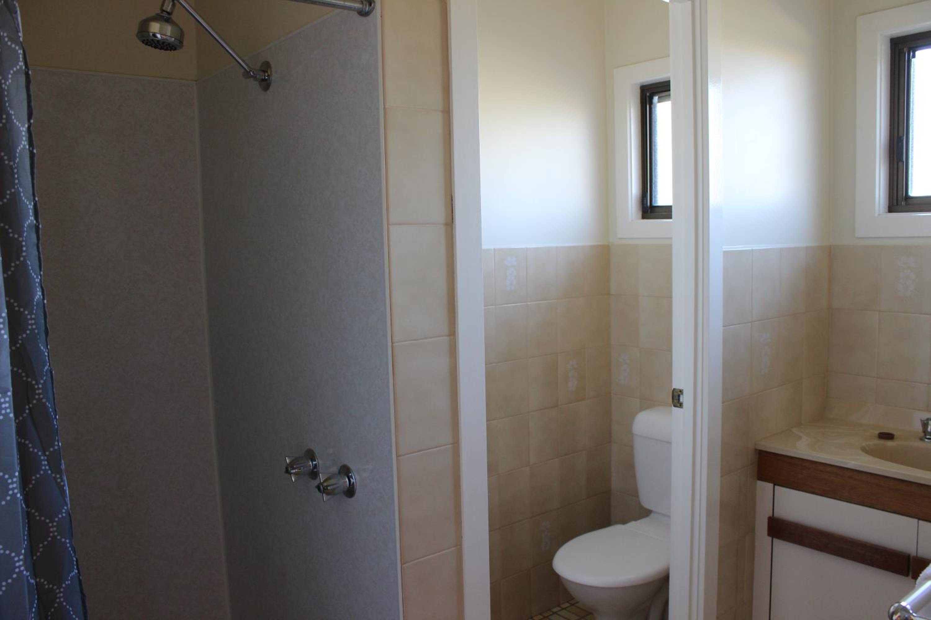 Twin Room - Lakeside photo 3