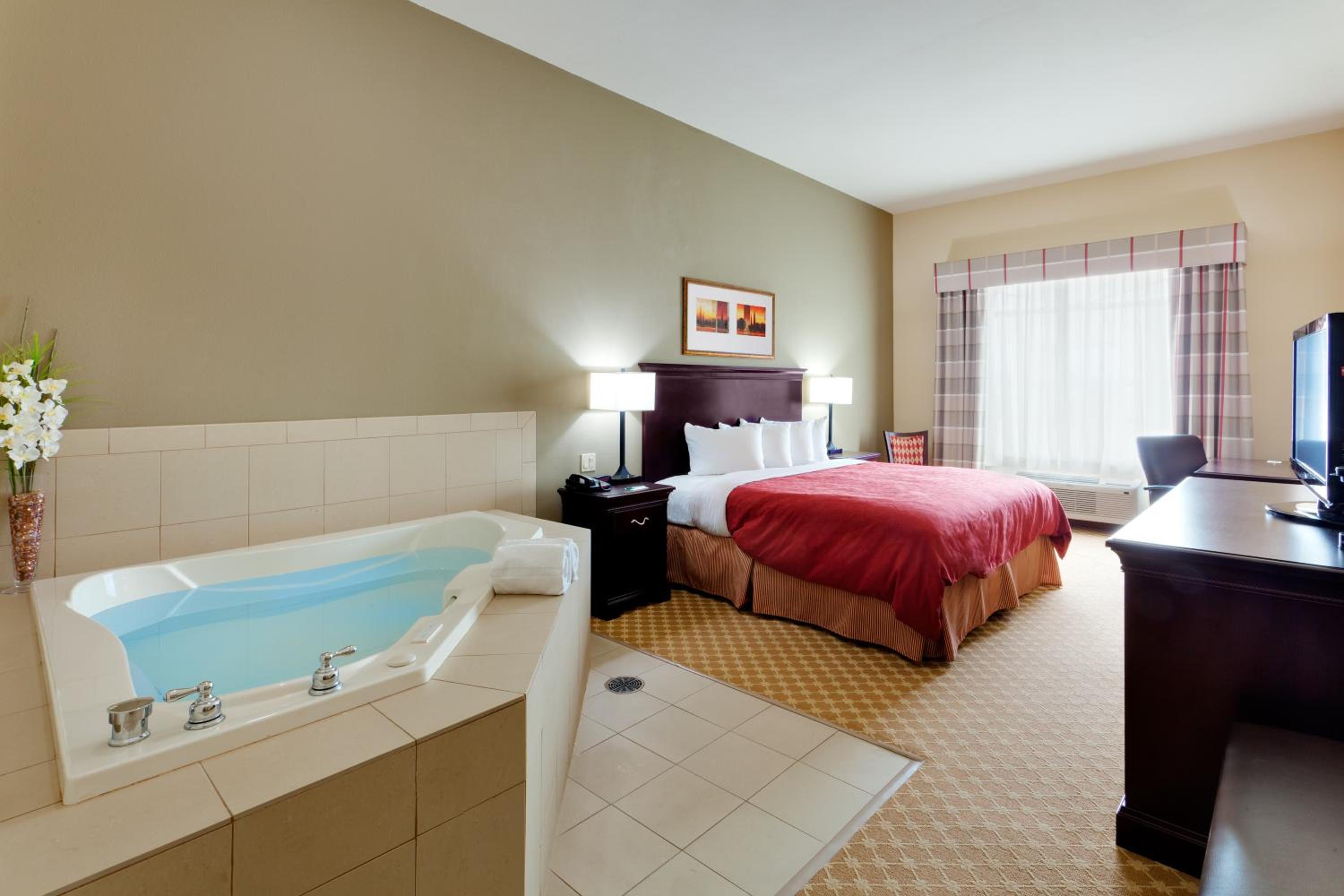 King Suite with Whirlpool - Photo 2