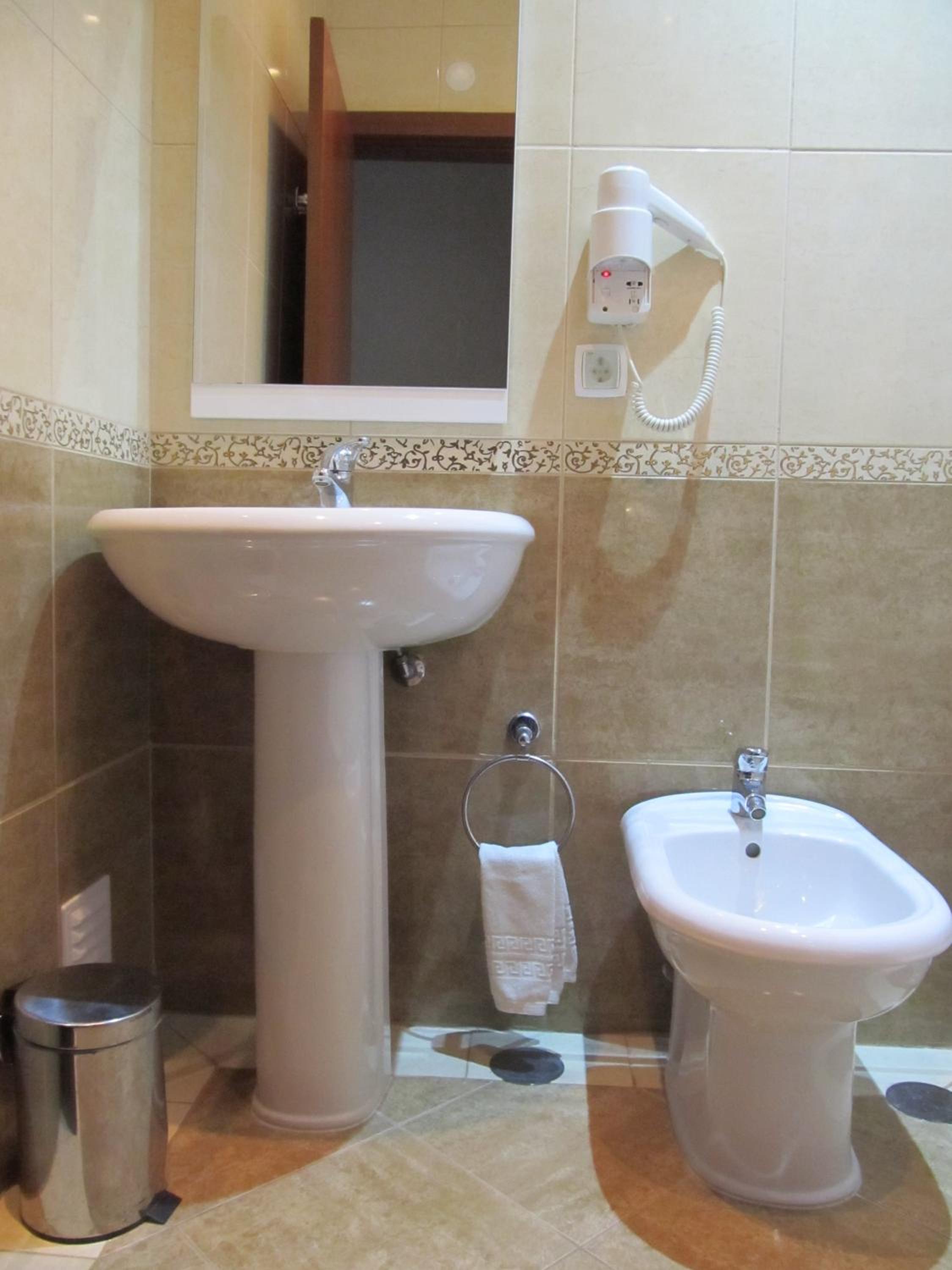 Standard Twin Room - Photo 24