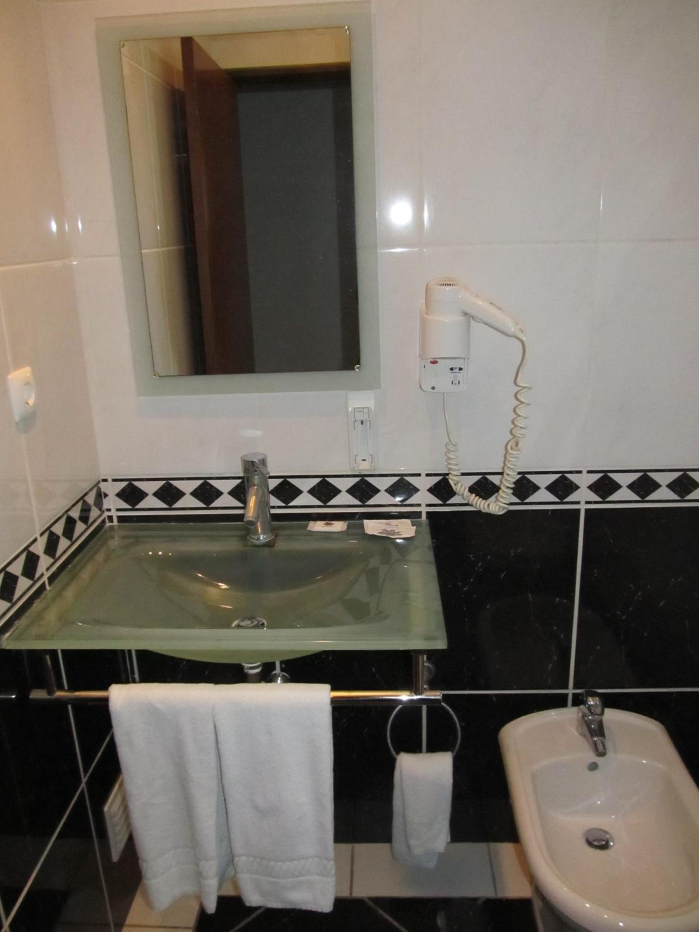 Standard Twin Room - Photo 16
